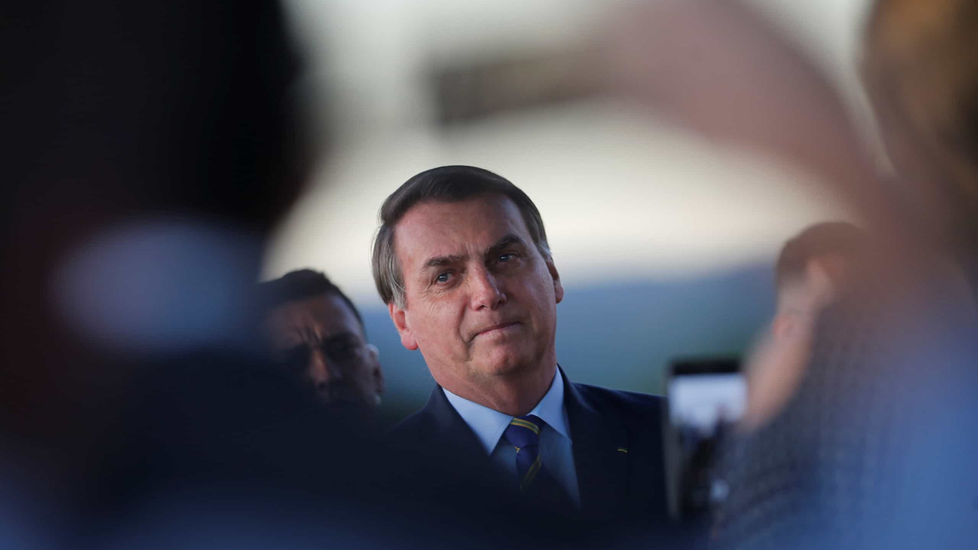 Longe de entrevistas, Bolsonaro gera crises com declarações em lives e conversas com apoiadores