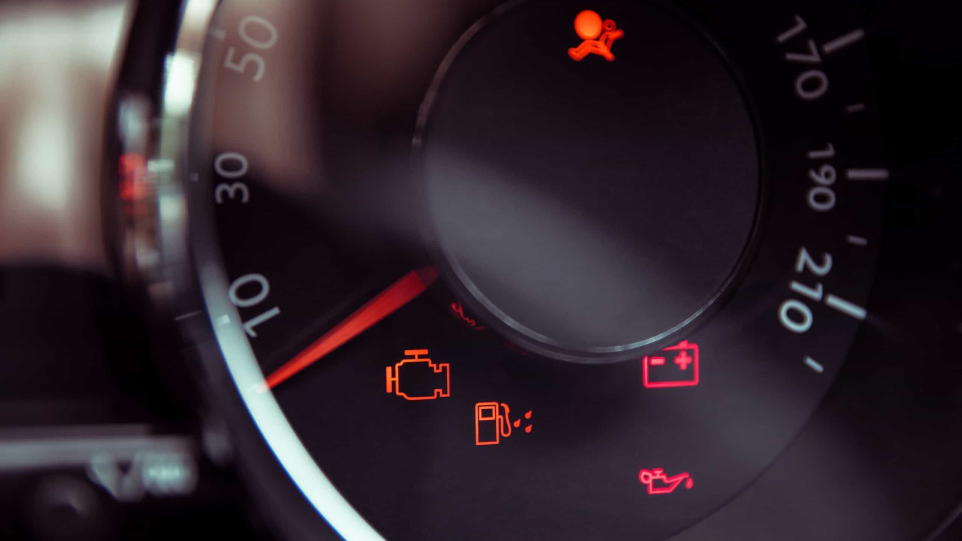 Você sabe o que significam todas as luzes de aviso no painel do carro?
