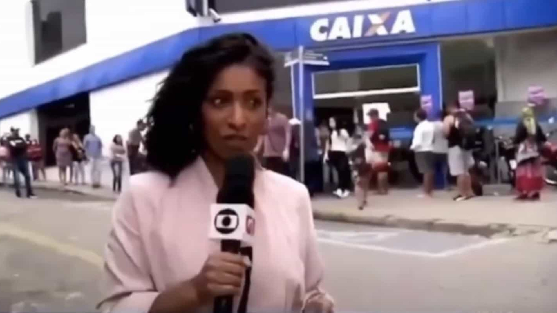 Jornalista da Globo é atacada ao vivo durante reportagem