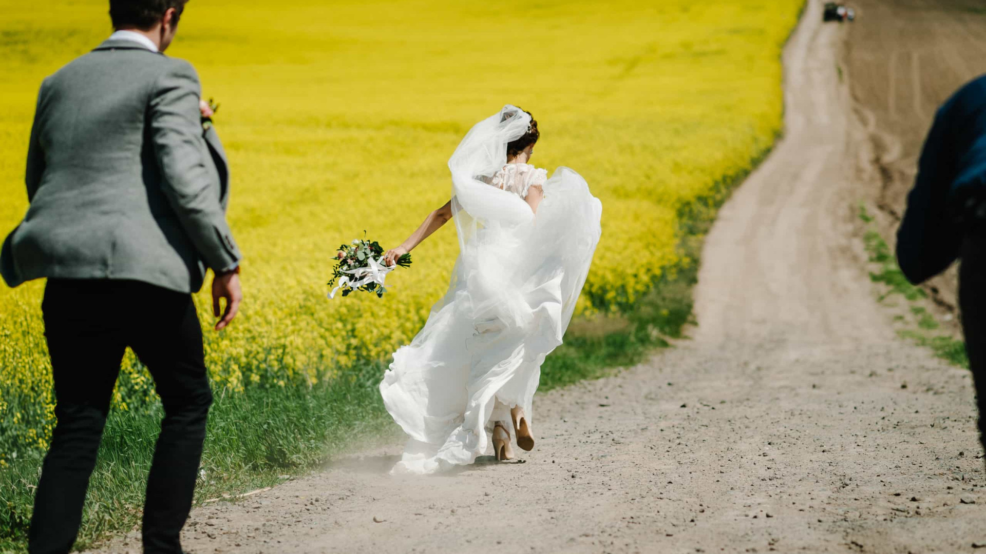 Невеста сбежала со свадьбы. Жених сбежал со свадьбы. Невеста убегает от жениха. Жених и невеста Мем. Помог сбежать невесте от жениха