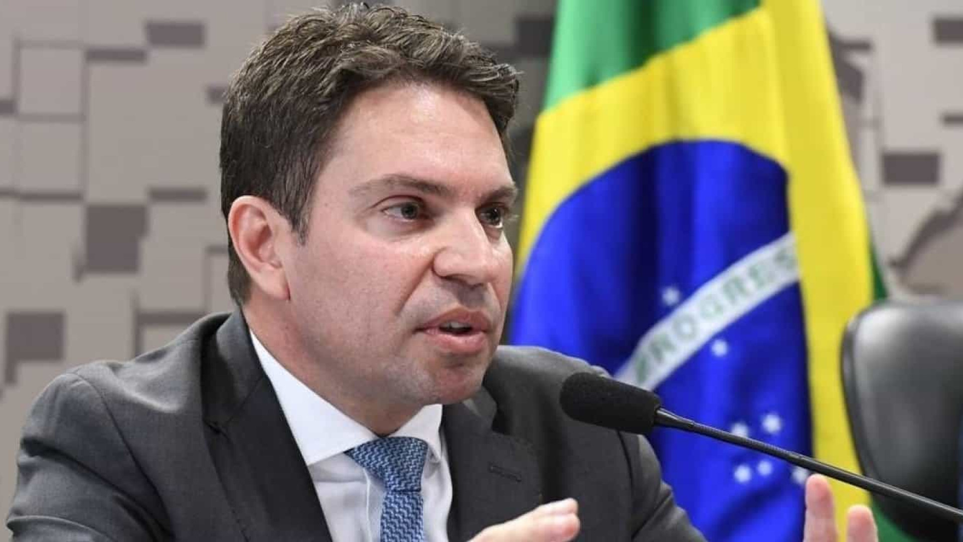 Bolsonaro escolhe diretor da Abin para comandar a Polícia Federal