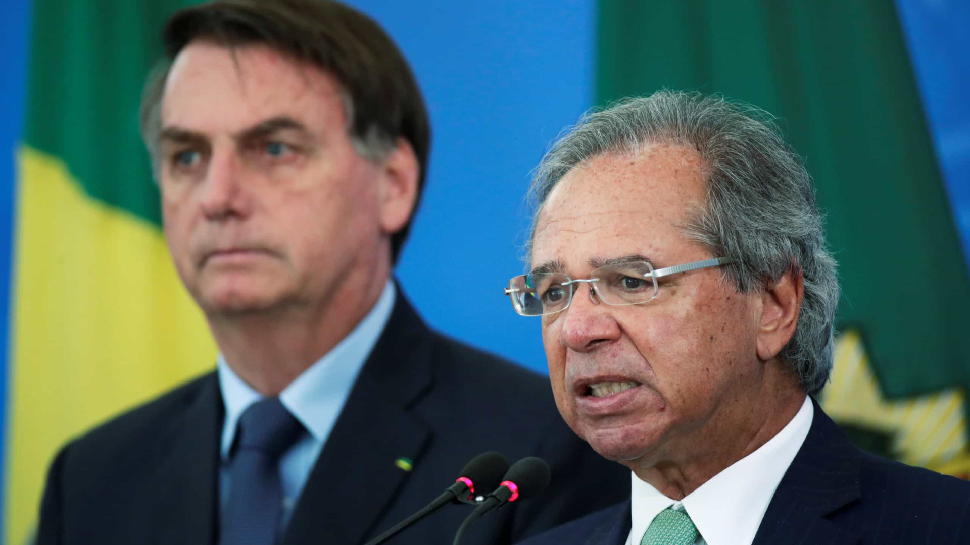 Bolsonaro veta pagamento de duas cotas por vez do auxílio emergencial