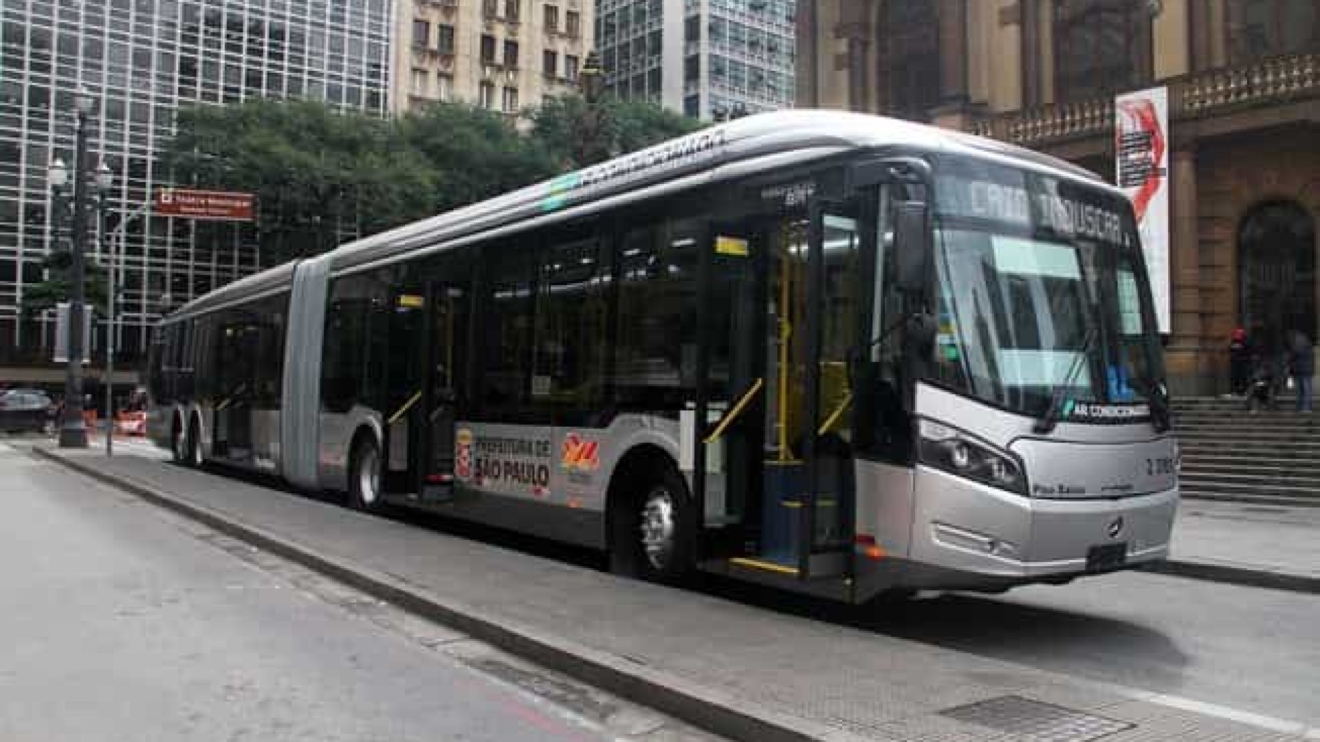 Ônibus ganharam 270 mil passageiros no 1º dia do rodízio em SP