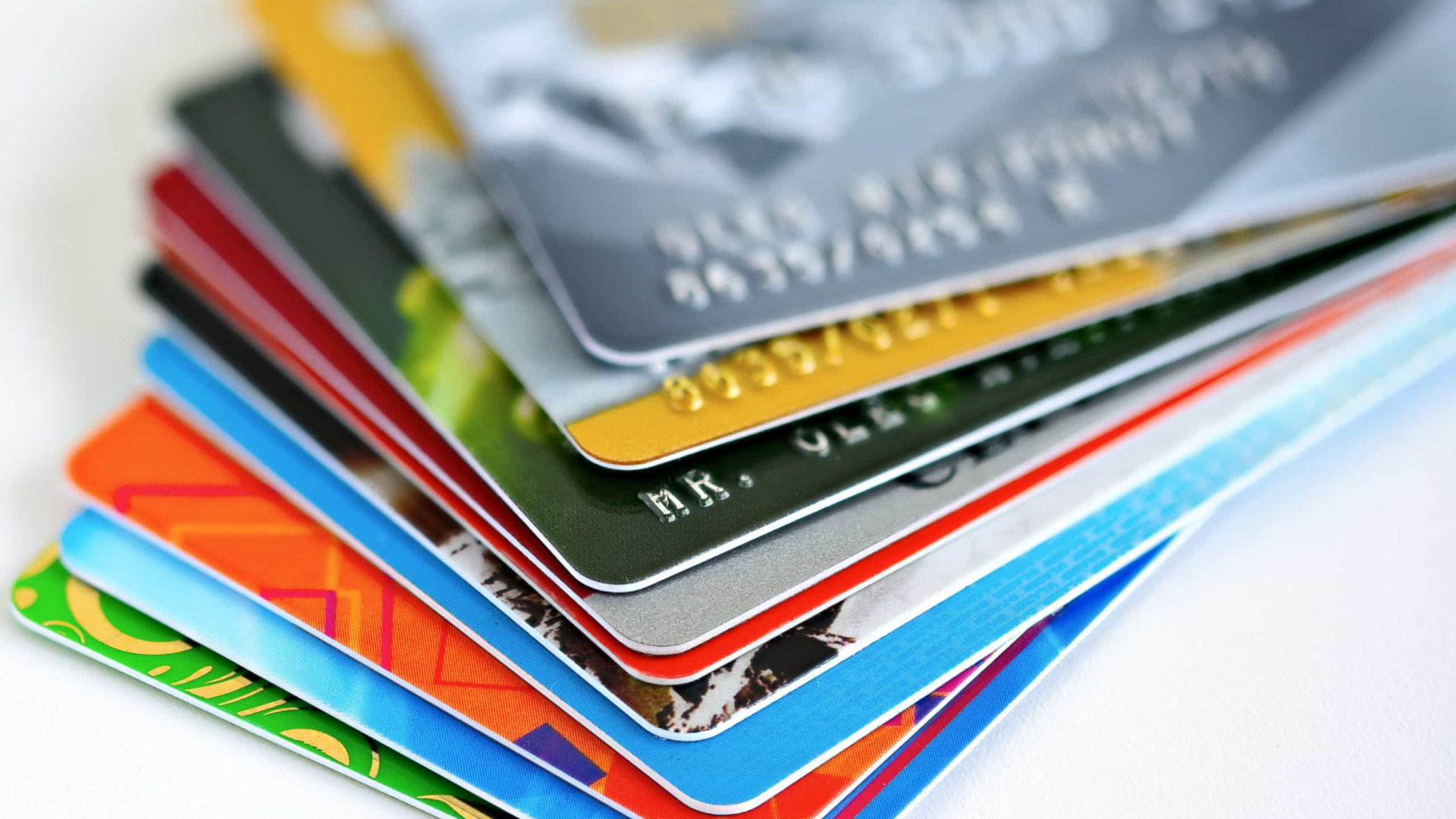 Especialistas alertam sobre saques em cartões de crédito consignados
