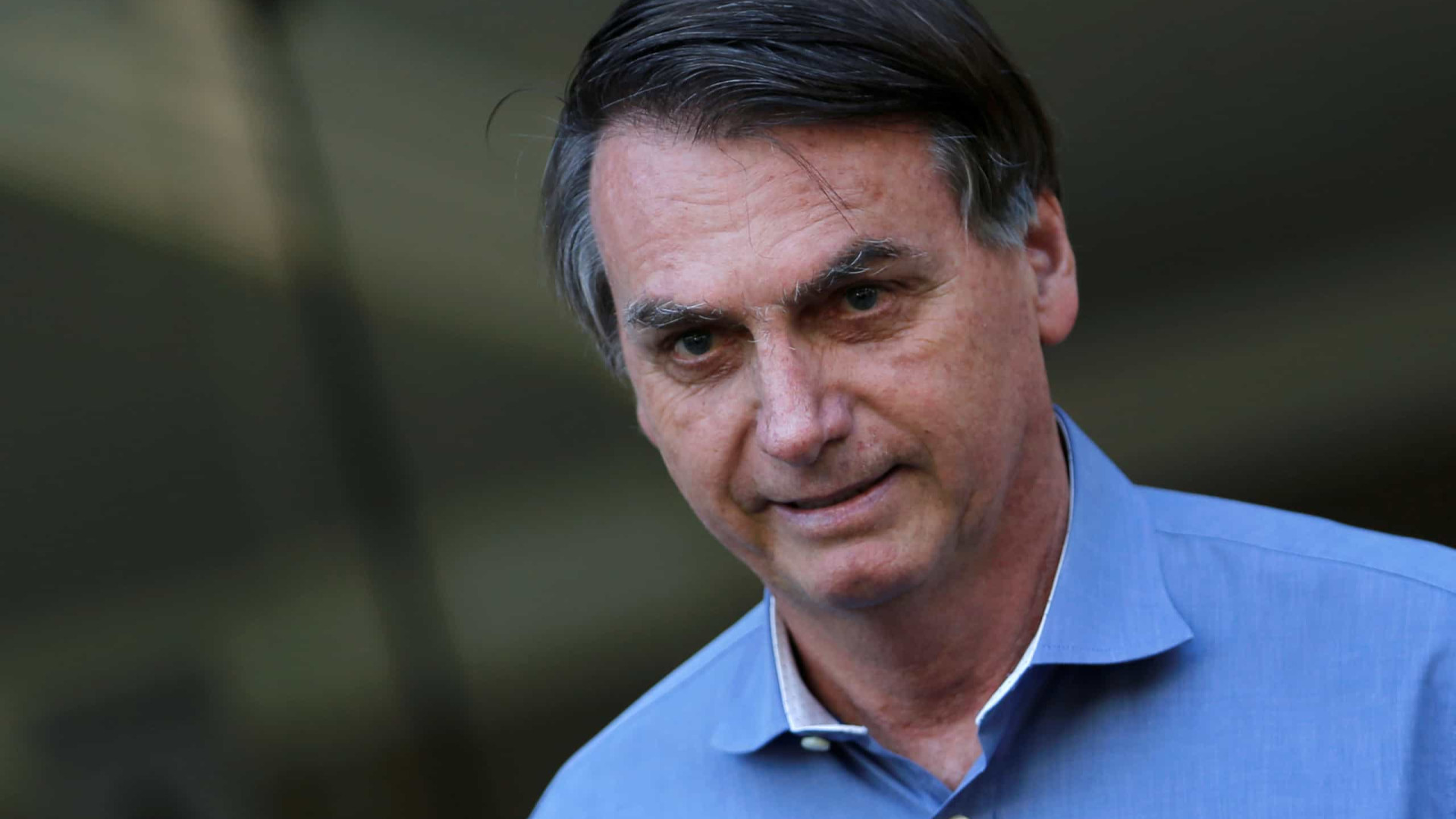 Bolsonaro provoca nova aglomeração, diz que Brasil sairá mais forte