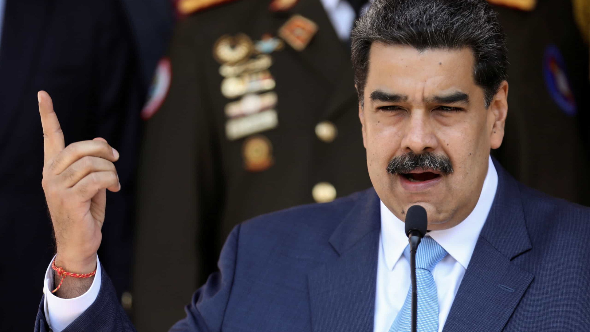 Operação para tirar Maduro racha oposição e traz alívio a ditador