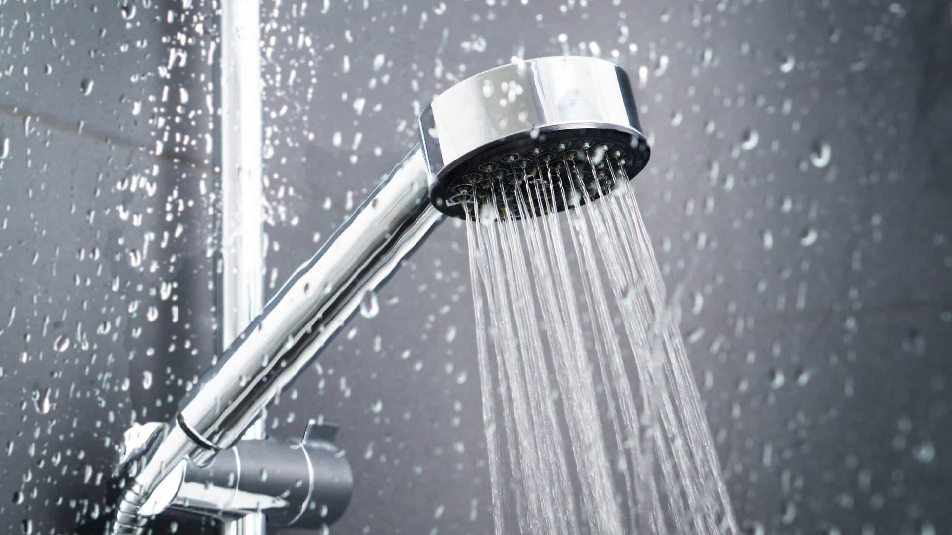 Veja um truque simples de limpeza que devolve a pressão ao chuveiro