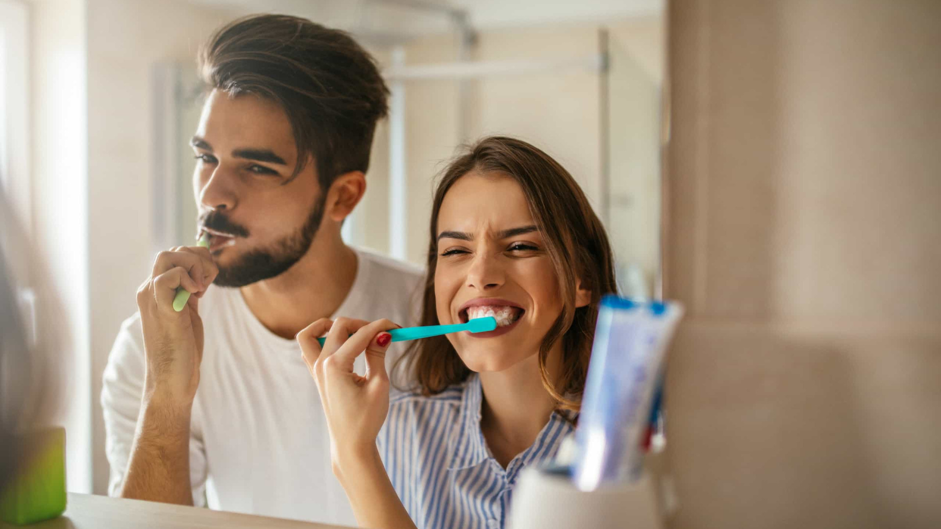 Com que frequência devo trocar de escova de dentes? Dentista responde