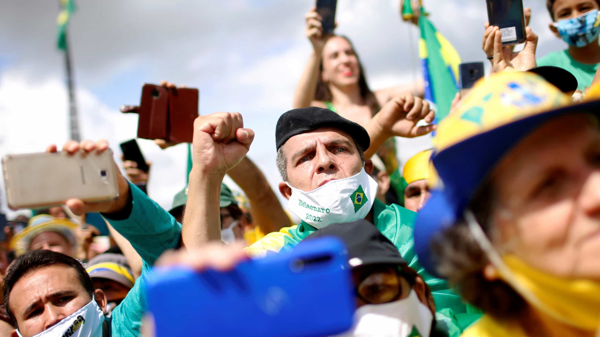 Grupo pró-Bolsonaro protesta em frente ao STF com tochas e máscaras