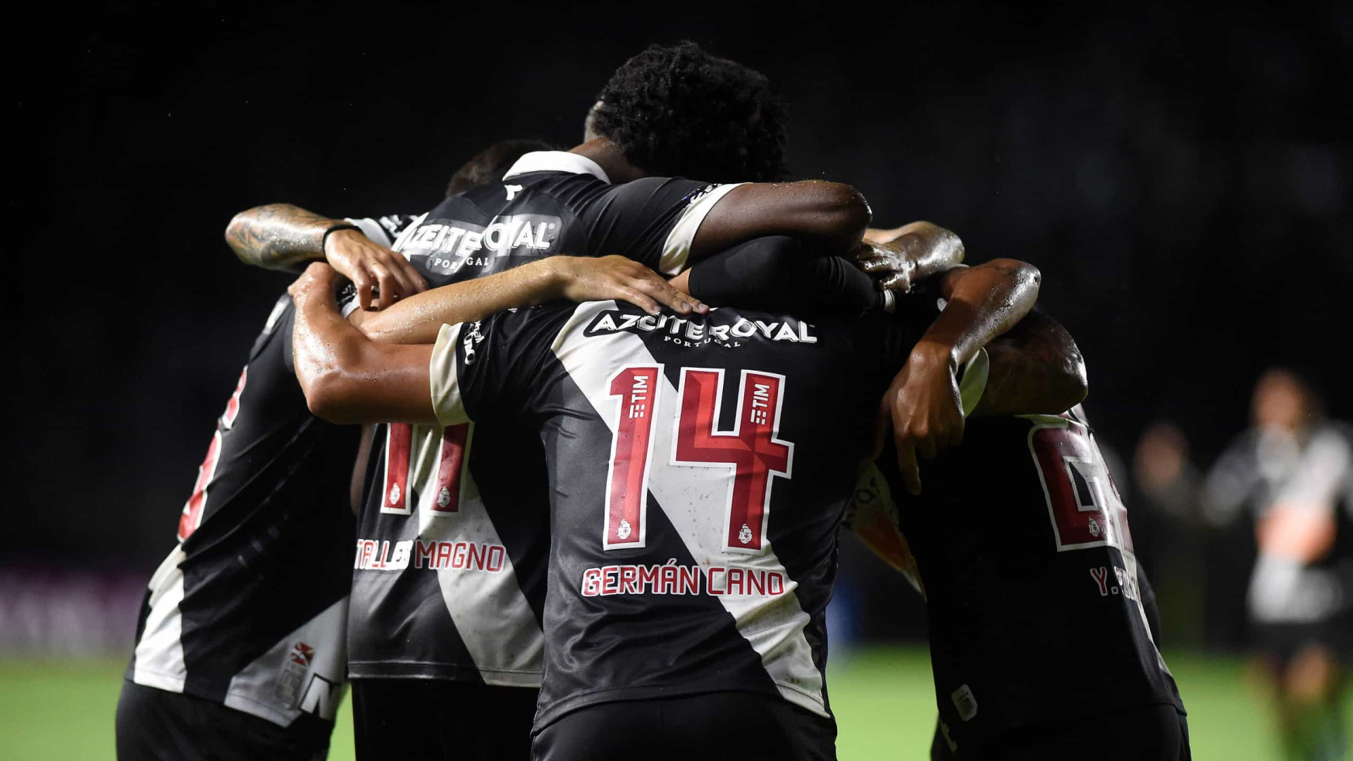 Vasco se apoia em São Januário pela 4ª vitória na Série B diante do Brusque