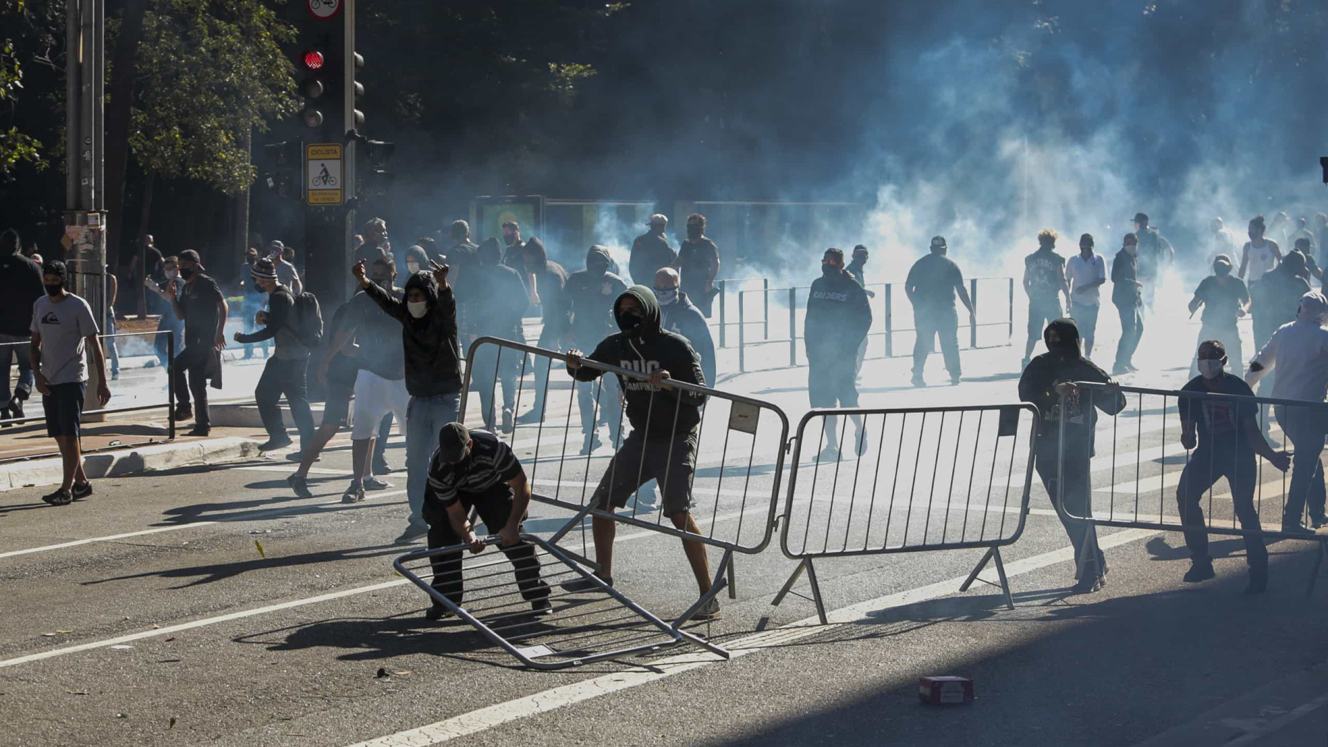 Ato a favor da democracia acaba em confronto na Paulista
