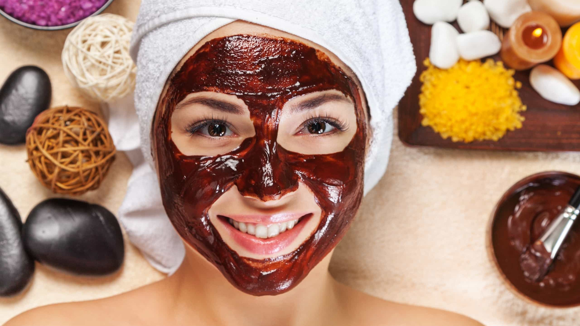 Máscara facial de chocolate que é ideal para a pele seca