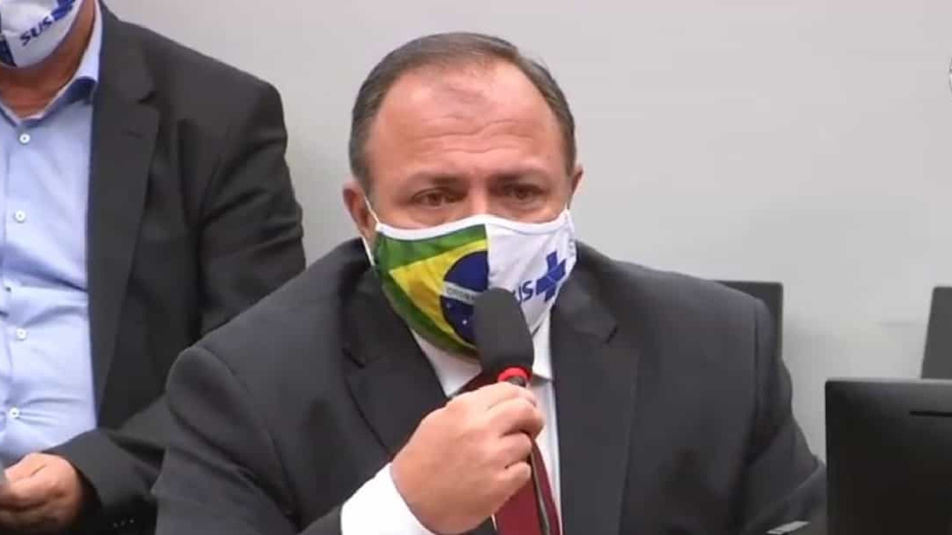 Com covid-19, ministro da Saúde segue internado em Brasília