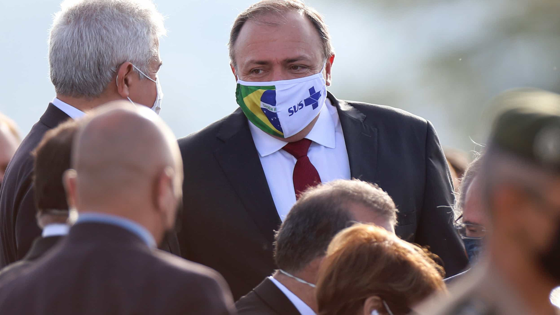Após críticas de Gilmar Mendes, Bolsonaro defende Pazuello