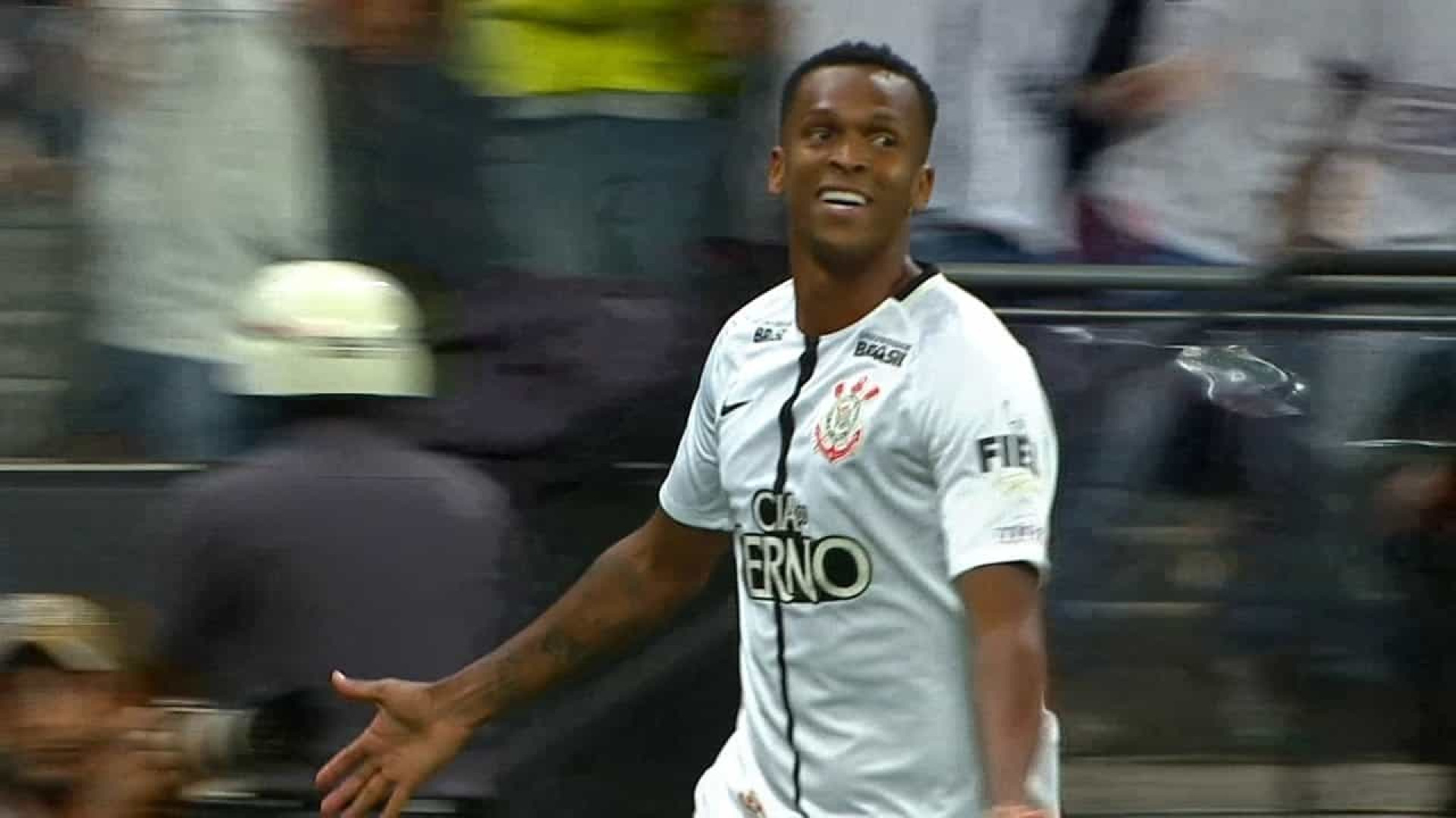 Corinthians apresenta proposta de contrato para Jô até dezembro de 2023