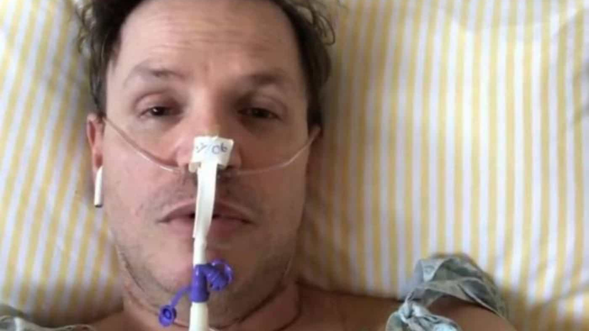 Ex-Polegar deixa hospital ao som de 'Dá Pra Mim' após cura da Covid-19