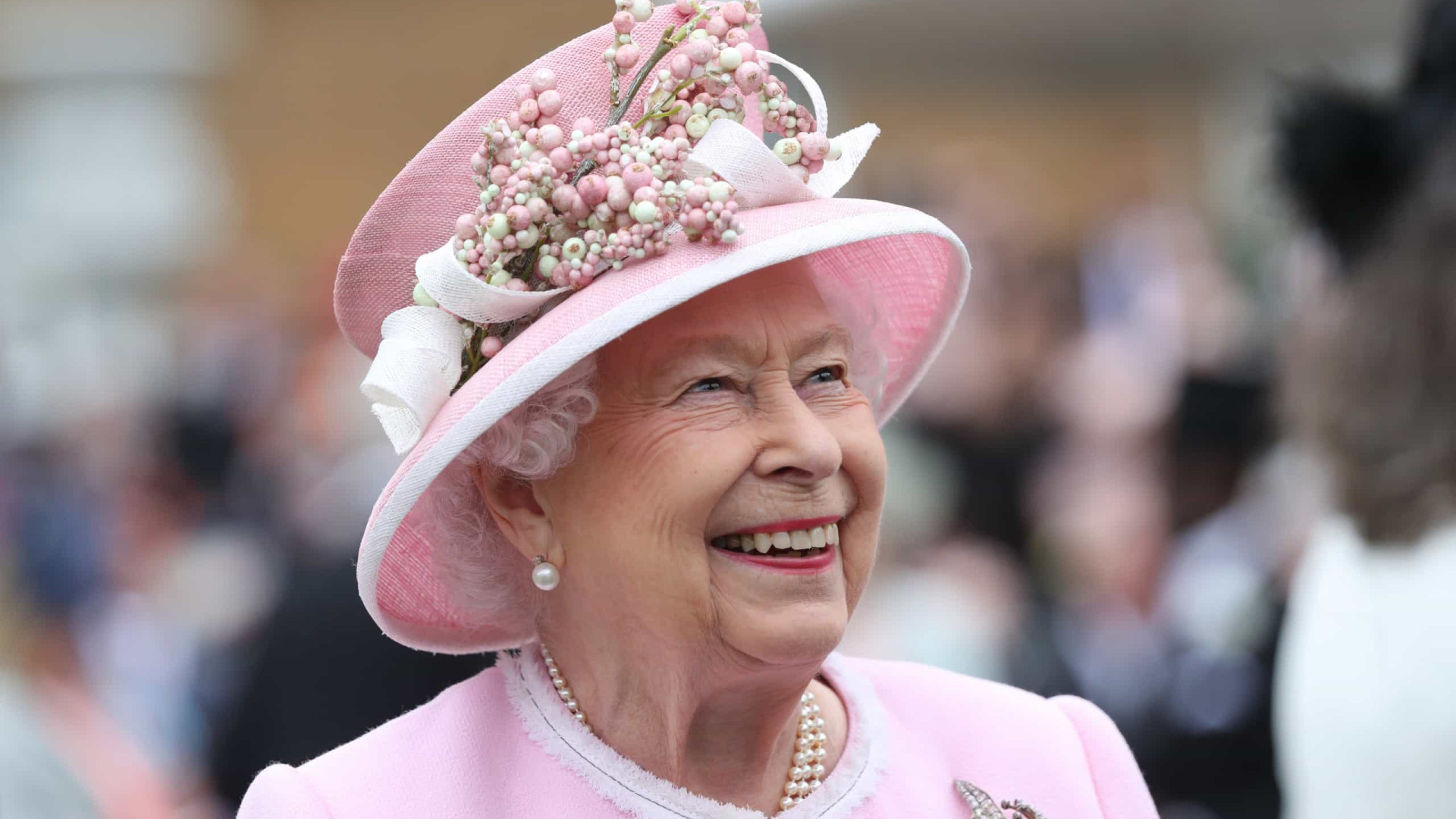 Rainha abre as portas do Palácio de Buckingham! Detalhes impressionam