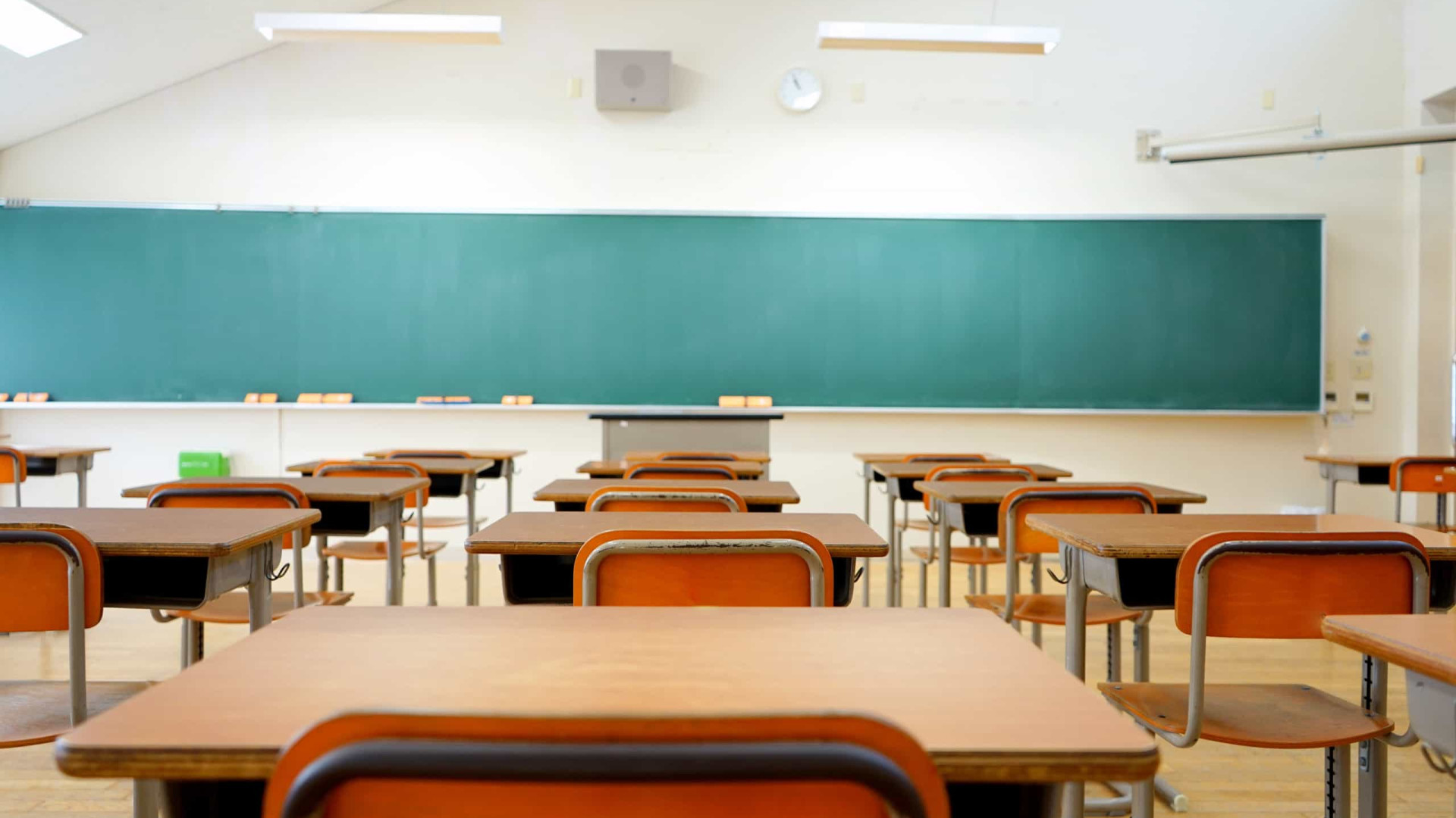 Covid-19 suspende aulas de 99,3% das escolas de educação básica