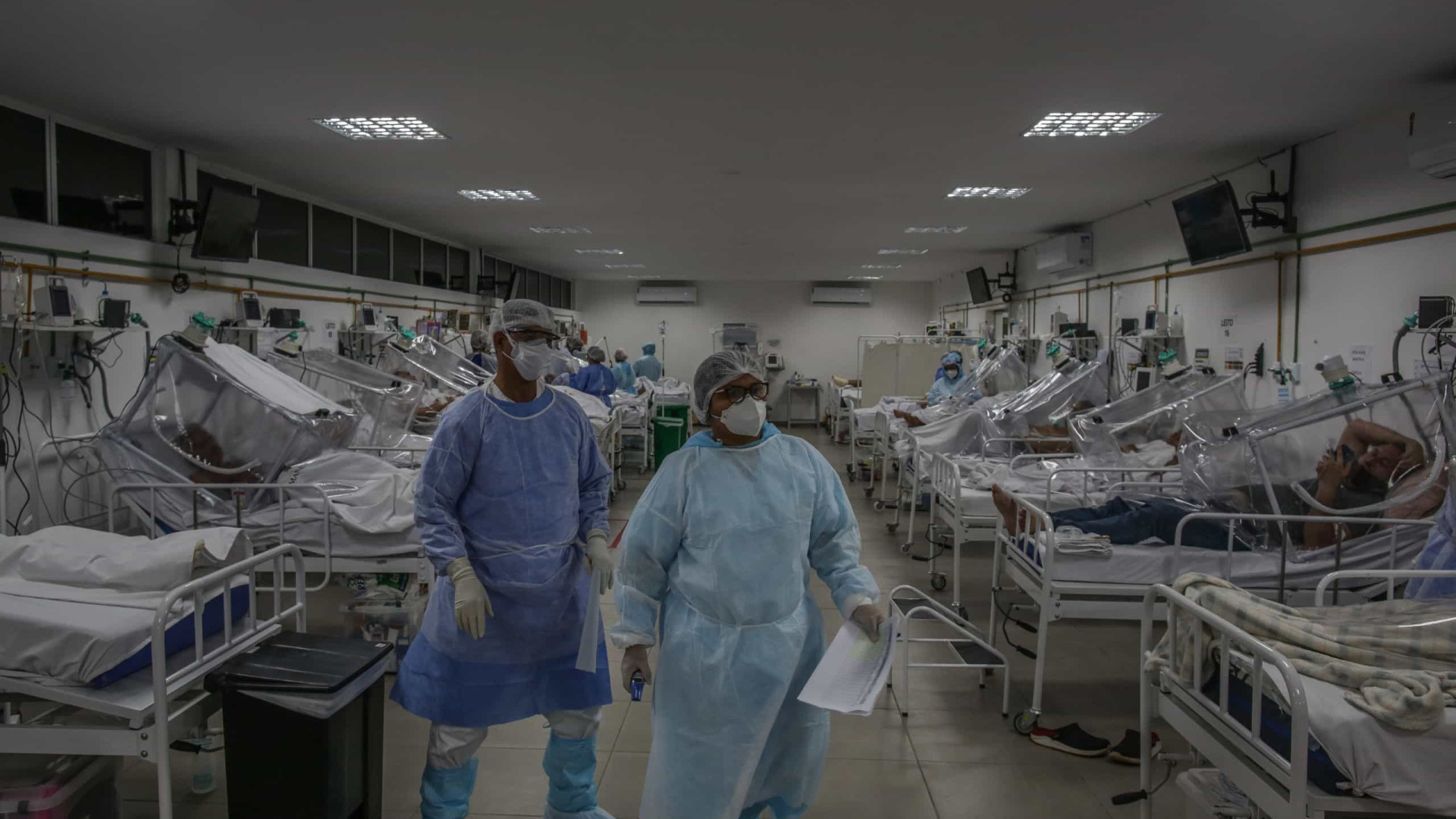 Nova alta de casos leva à reabertura de hospitais de campanha pelo Brasil