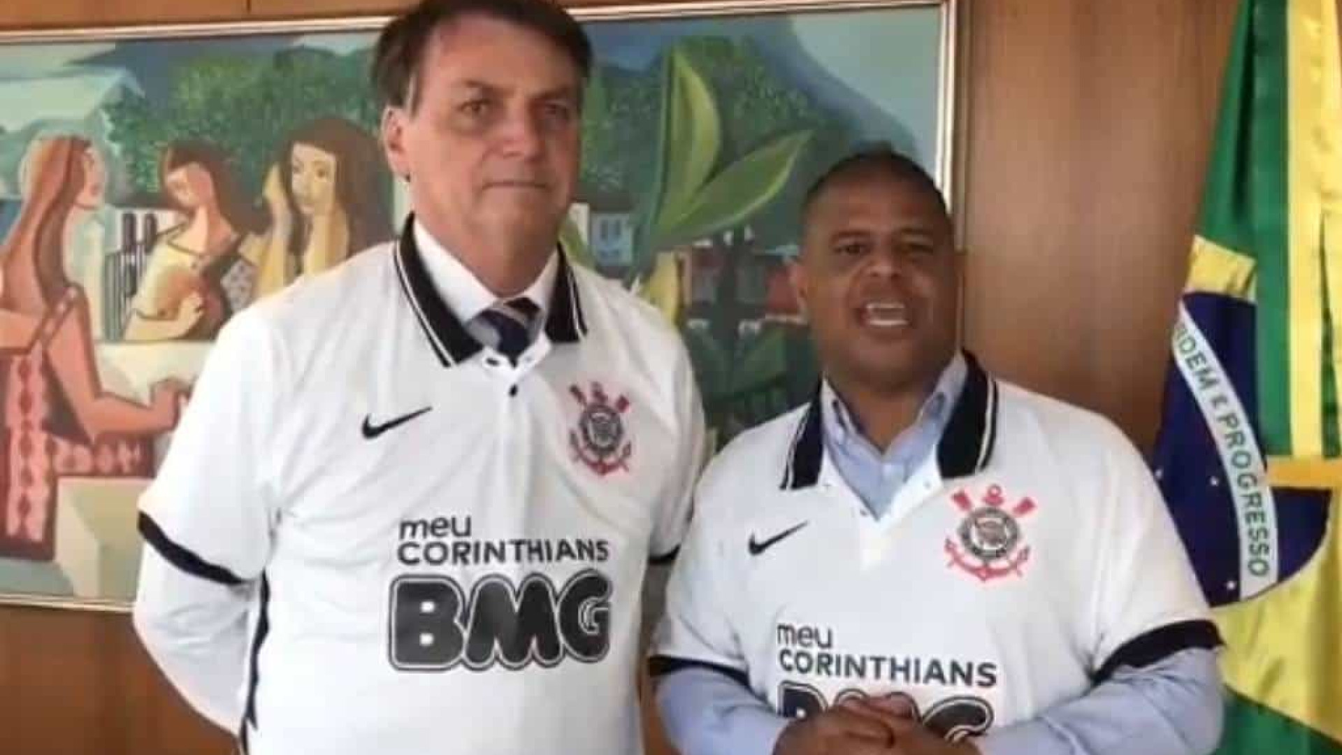 Bolsonaro recebe Marcelinho Carioca e veste camisa do Corinthians
