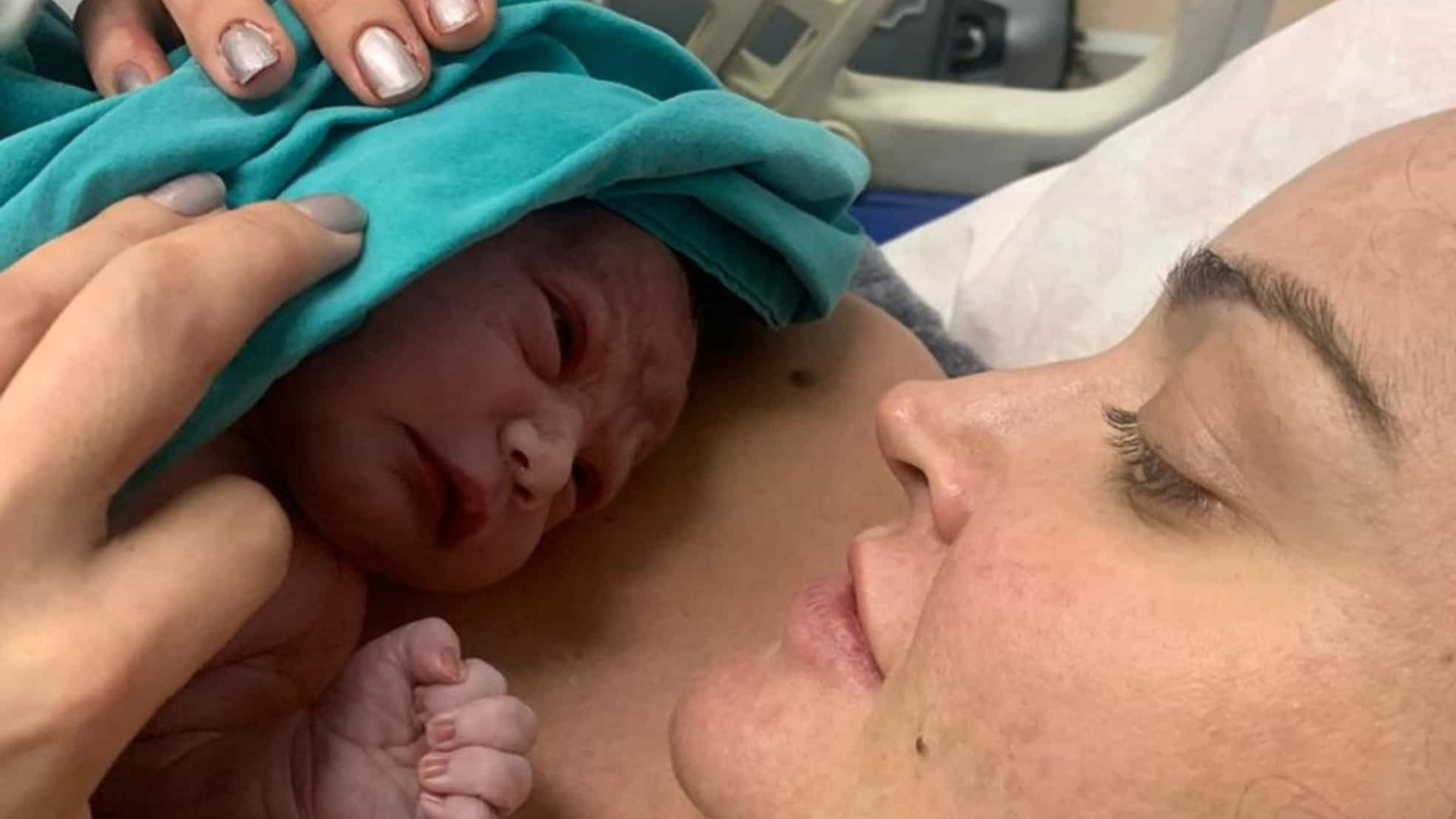 Laura Keller dá à luz primeiro filho após 18 horas de trabalho de parto