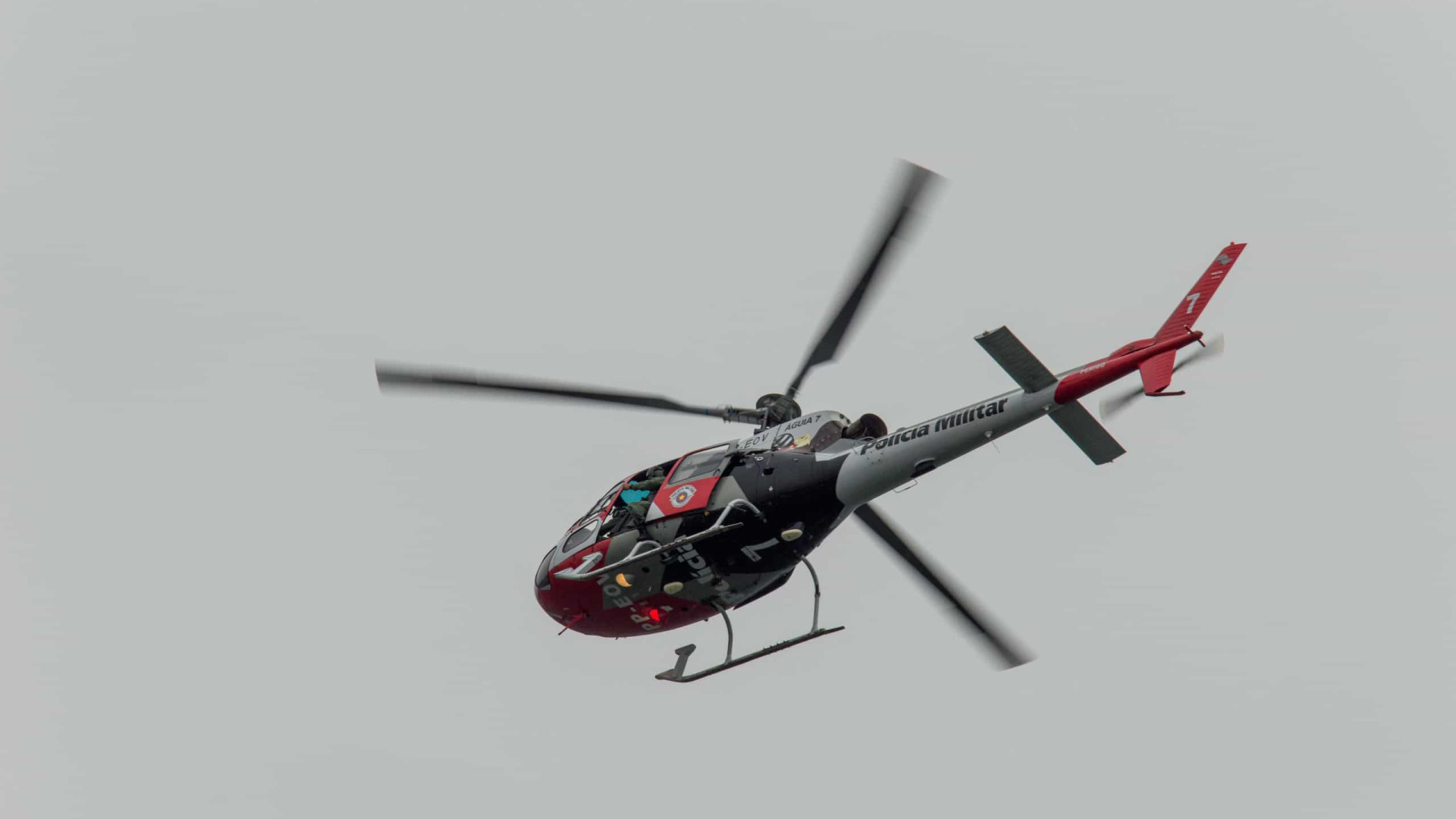Jovem cai de altura de 20m após corda romper e é resgatado de helicóptero