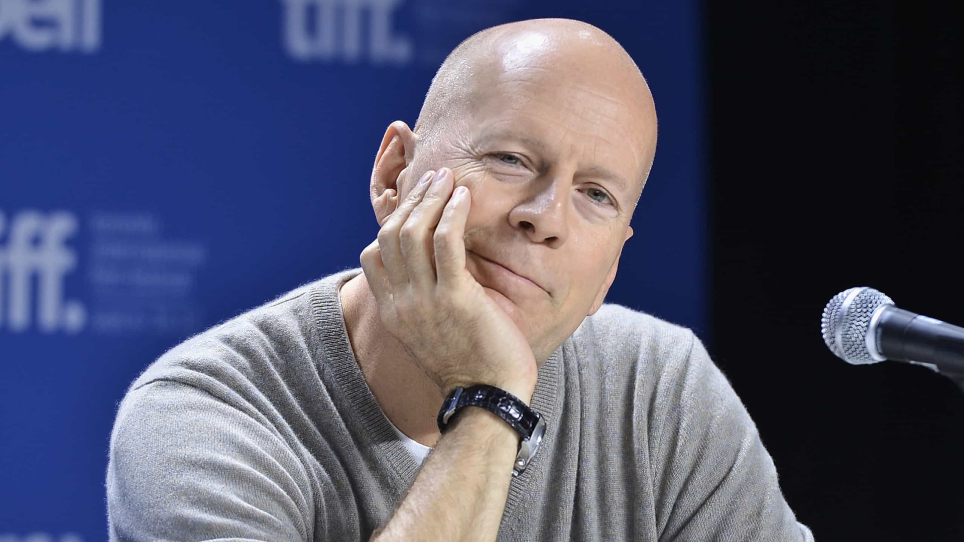 Mulher de Bruce Willis vai lançar livro sobre a demência a partir de sua experiência