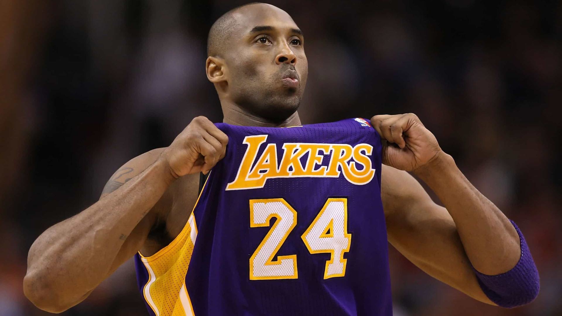 Kobe, homenageado com estátua, continua a exercer grande influência na NBA