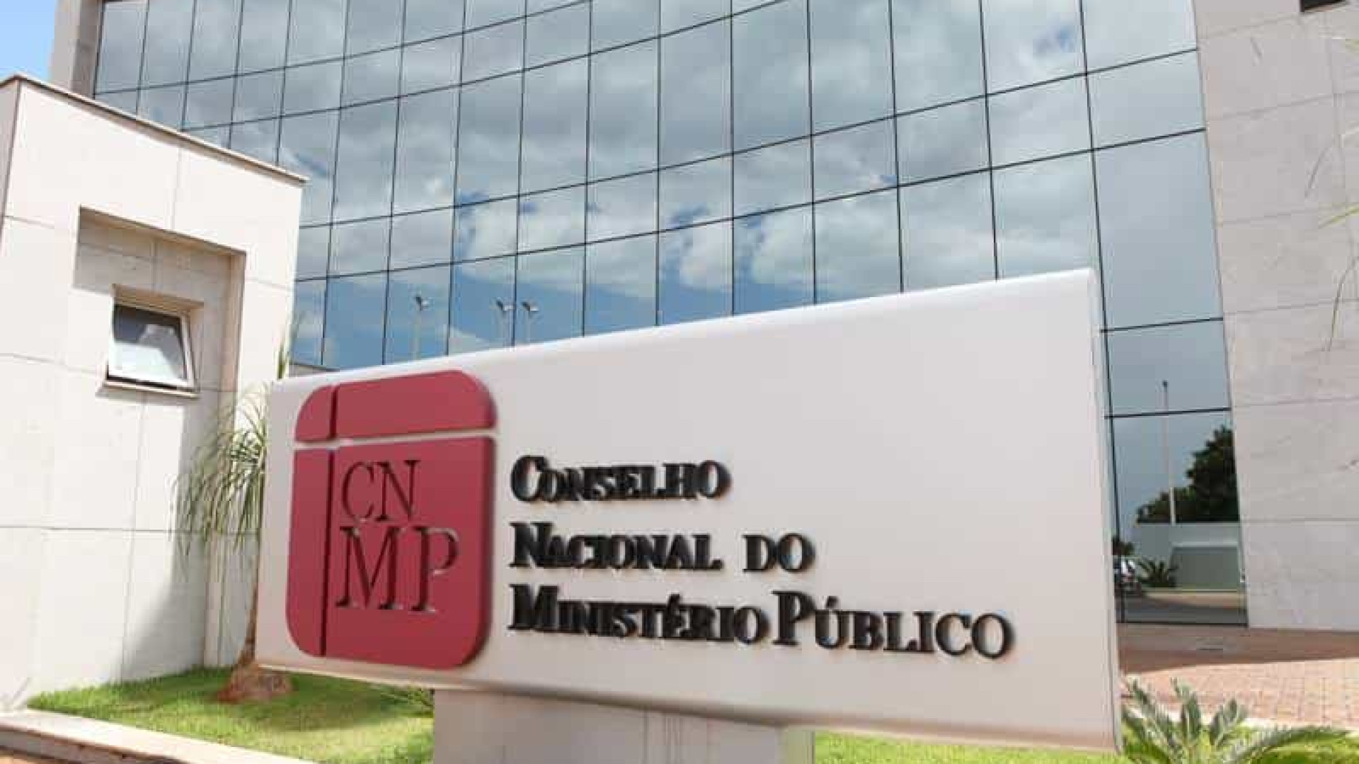 Conselho do MP pune procuradora por posts ofensivos a Bolsonaro