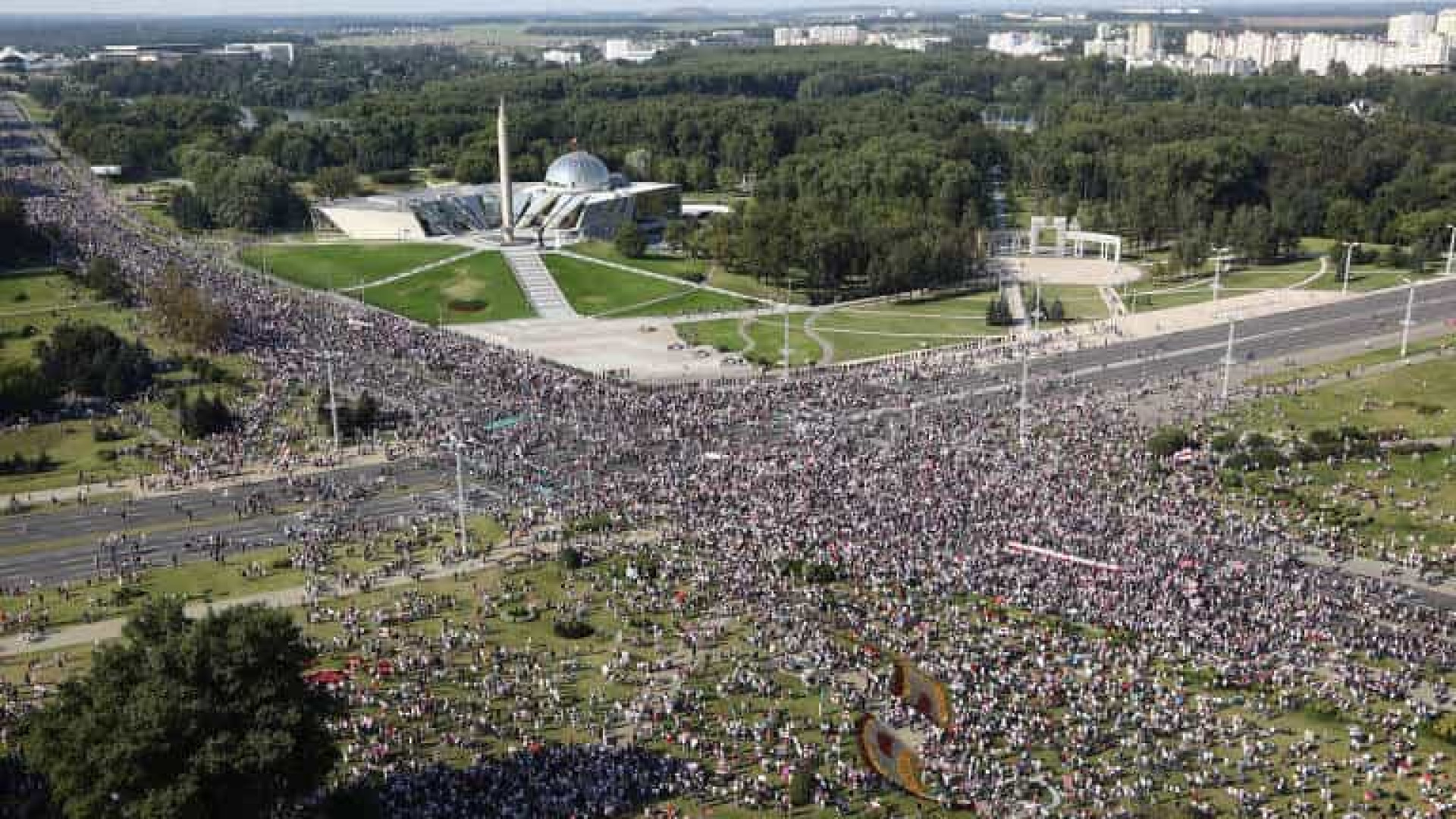 Milhares de manifestantes driblam polícia e protestam contra ditador da Belarus