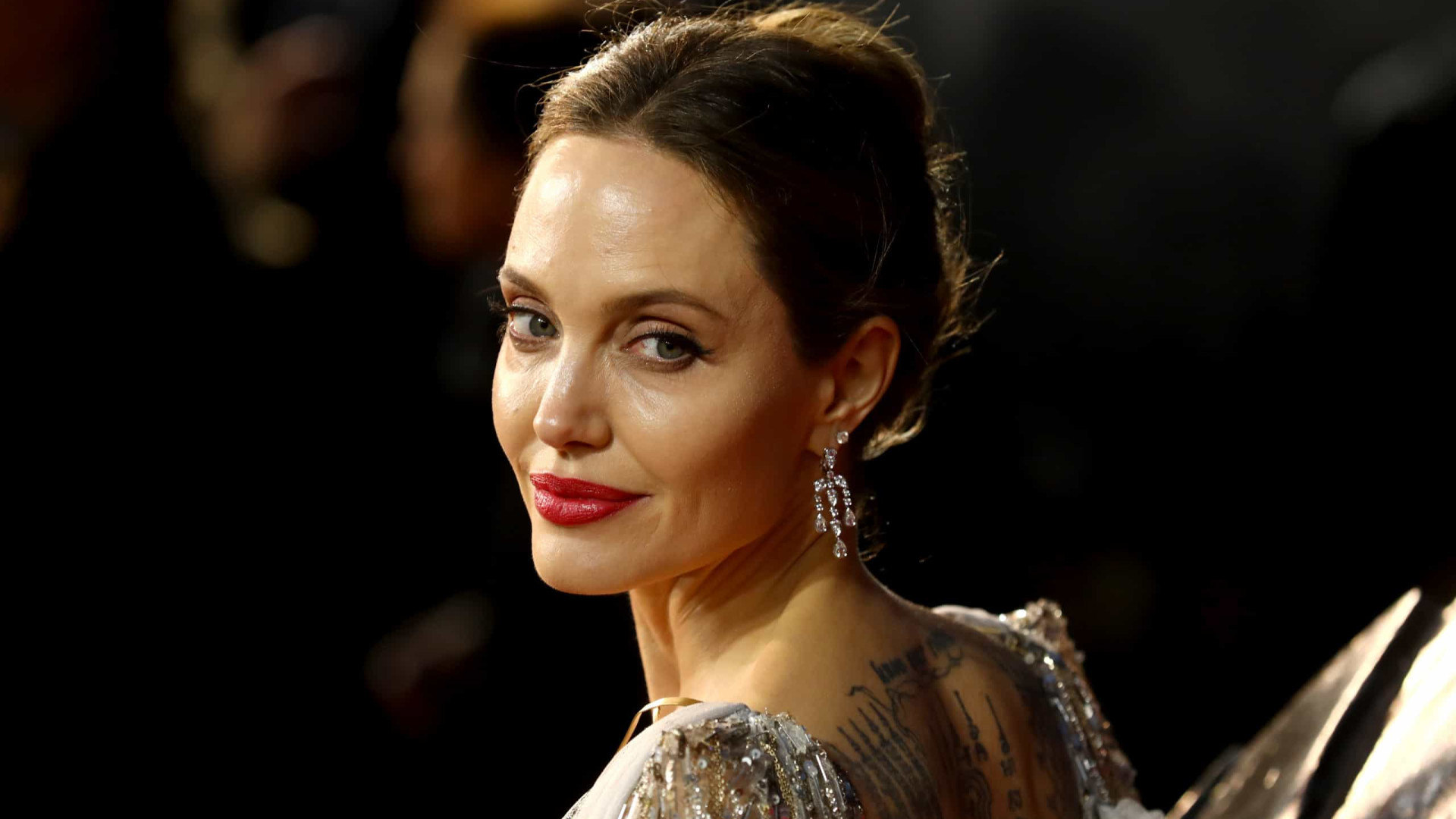 Angelina Jolie diz não conseguir viver livremente após se separar de Brad Pitt