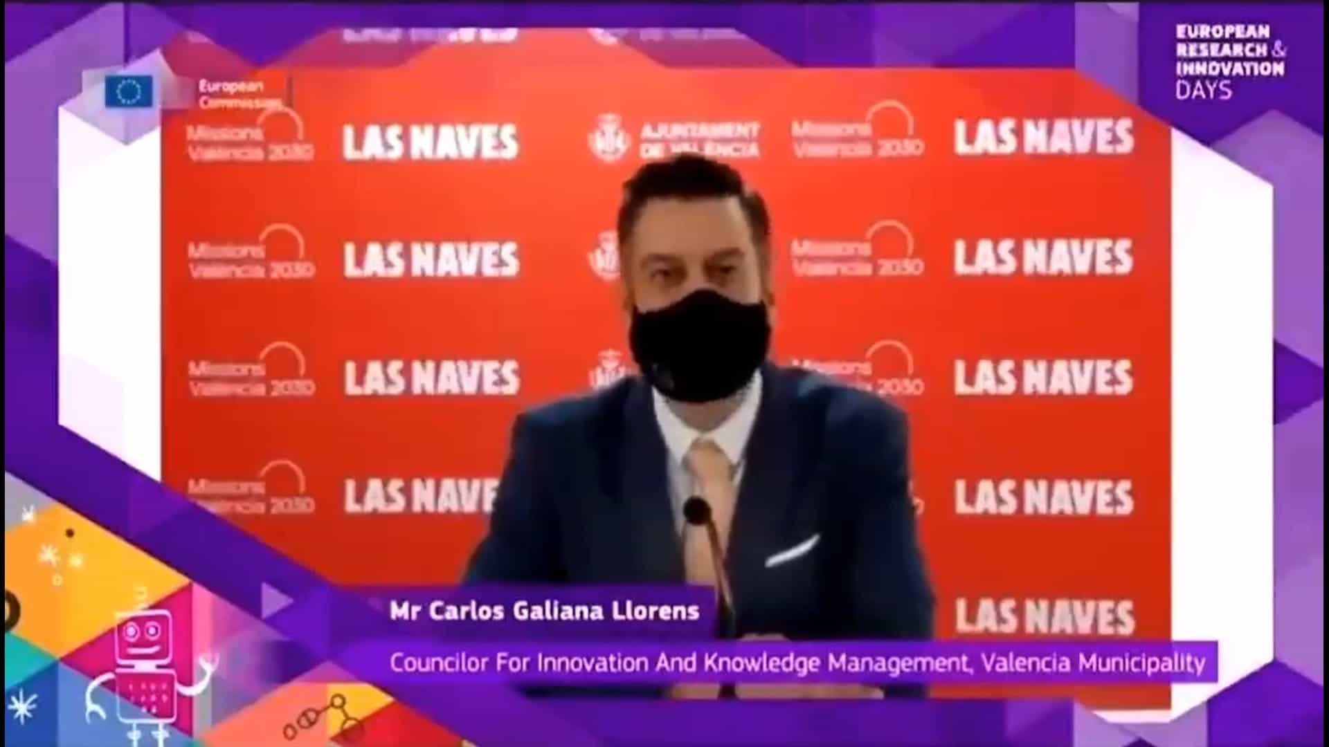 Político espanhol usa máscara para simular discurso em inglês