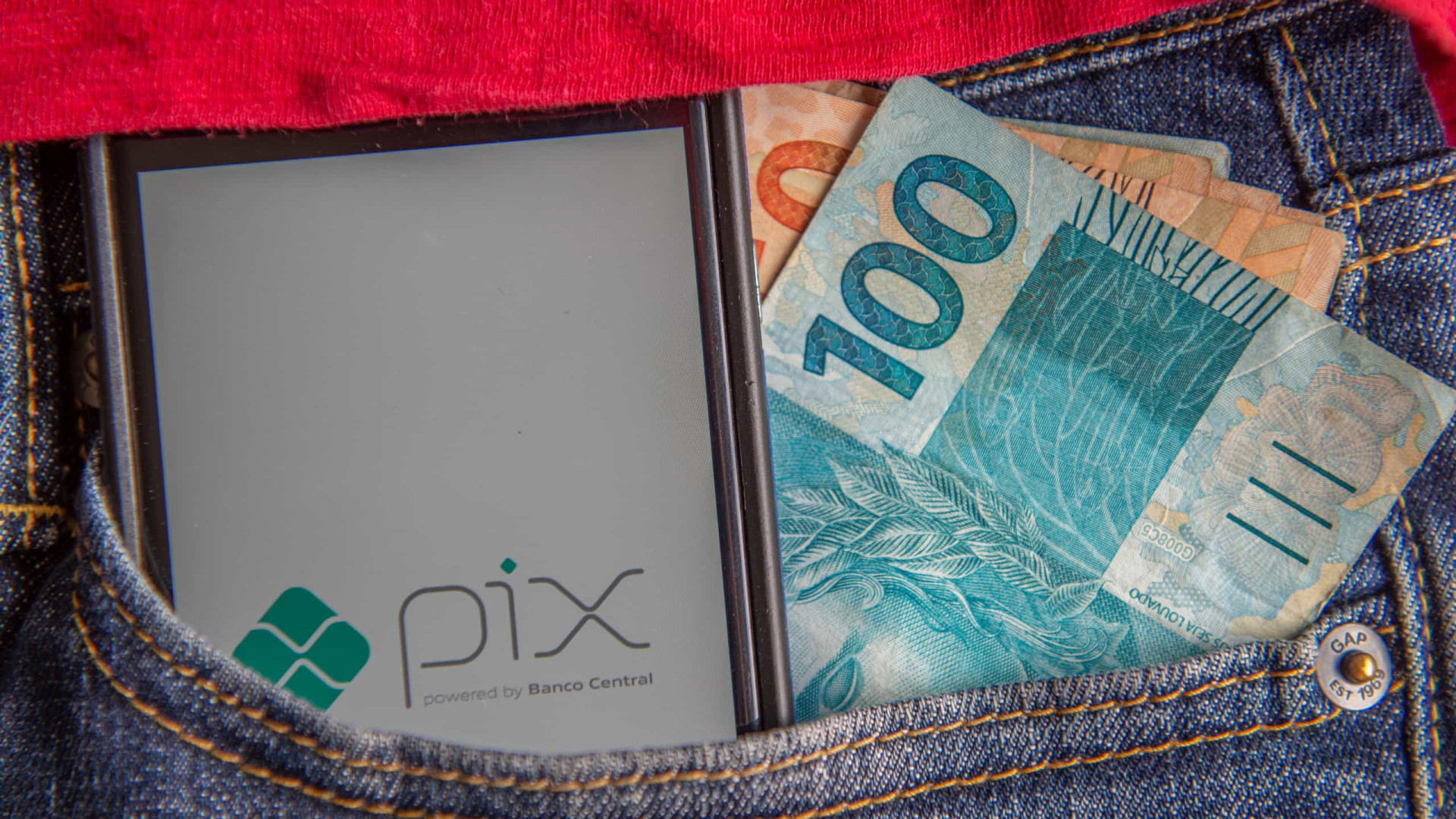 Dinheiro ainda é favorito em pagamento de quem usa Pix, diz pesquisa