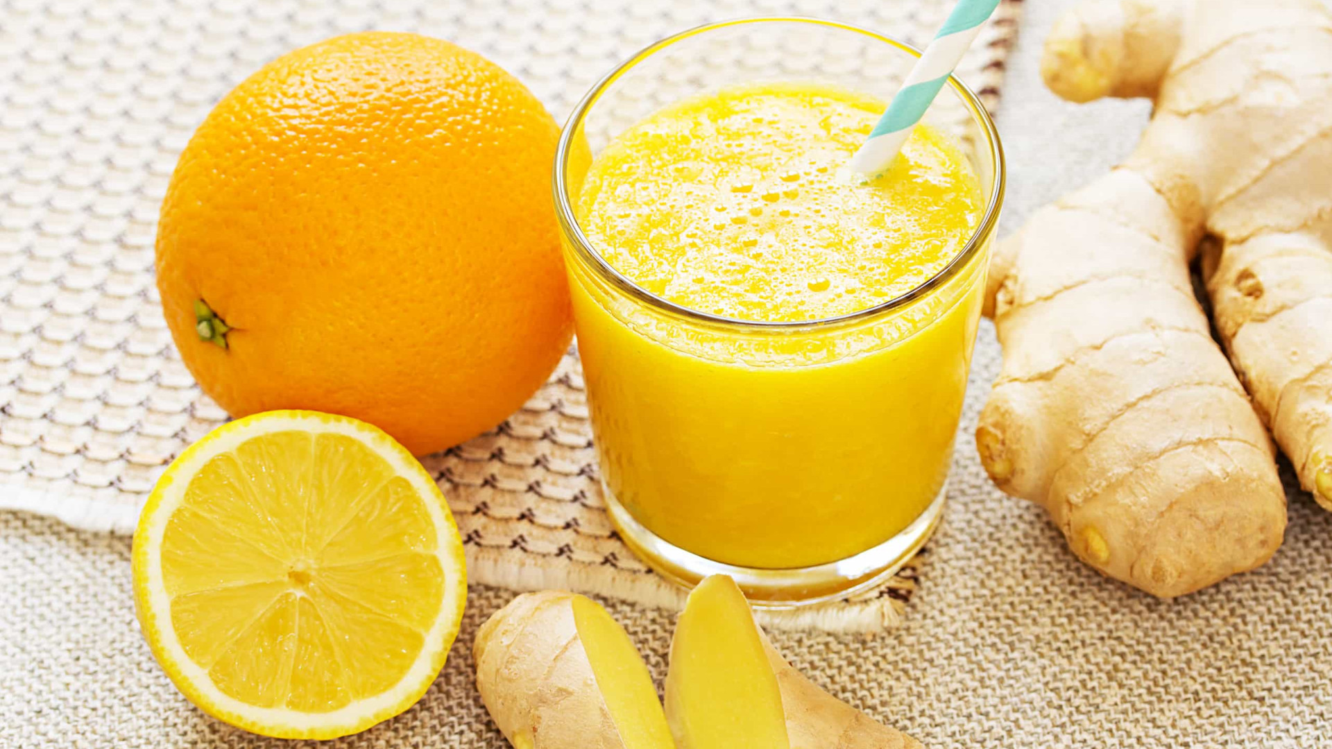 O suco de laranja, limão e gengibre que reduz a celulite