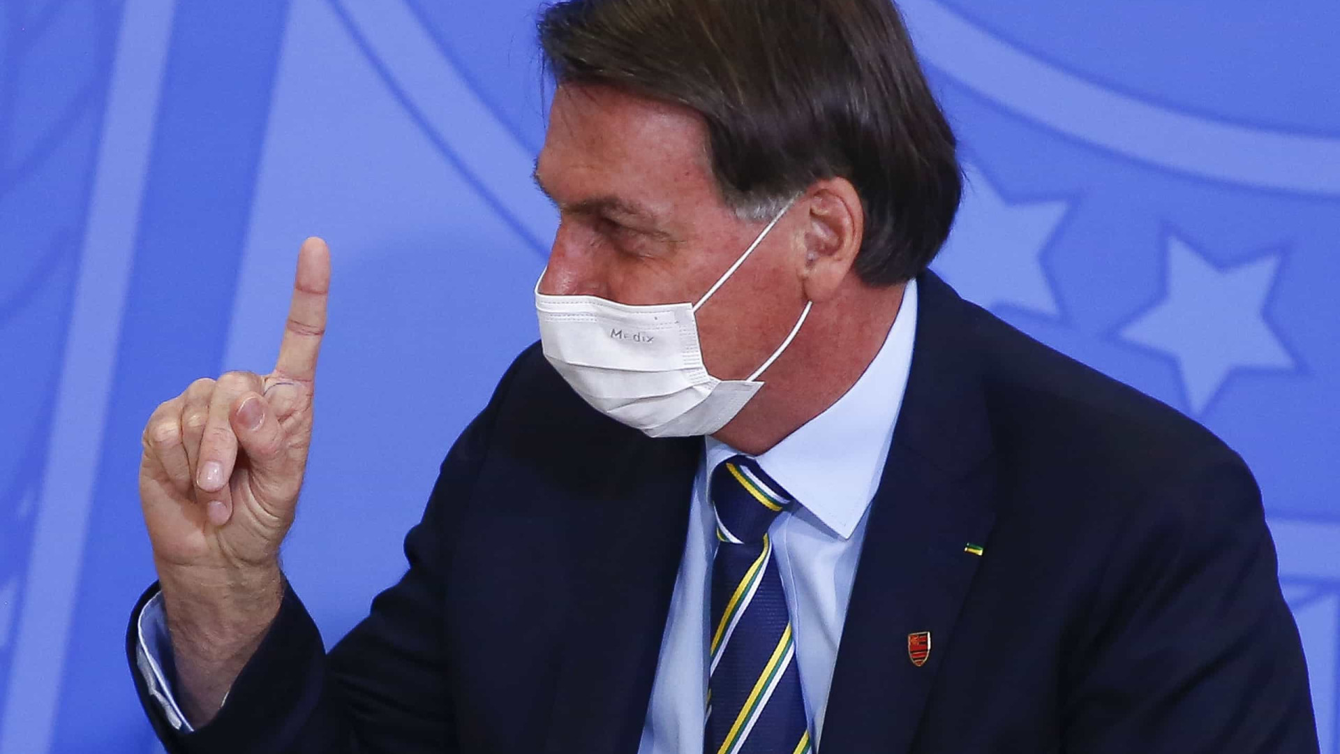 Bolsonaro diz a eleitor valorizar o voto e que jamais votará em candidatos do PT
