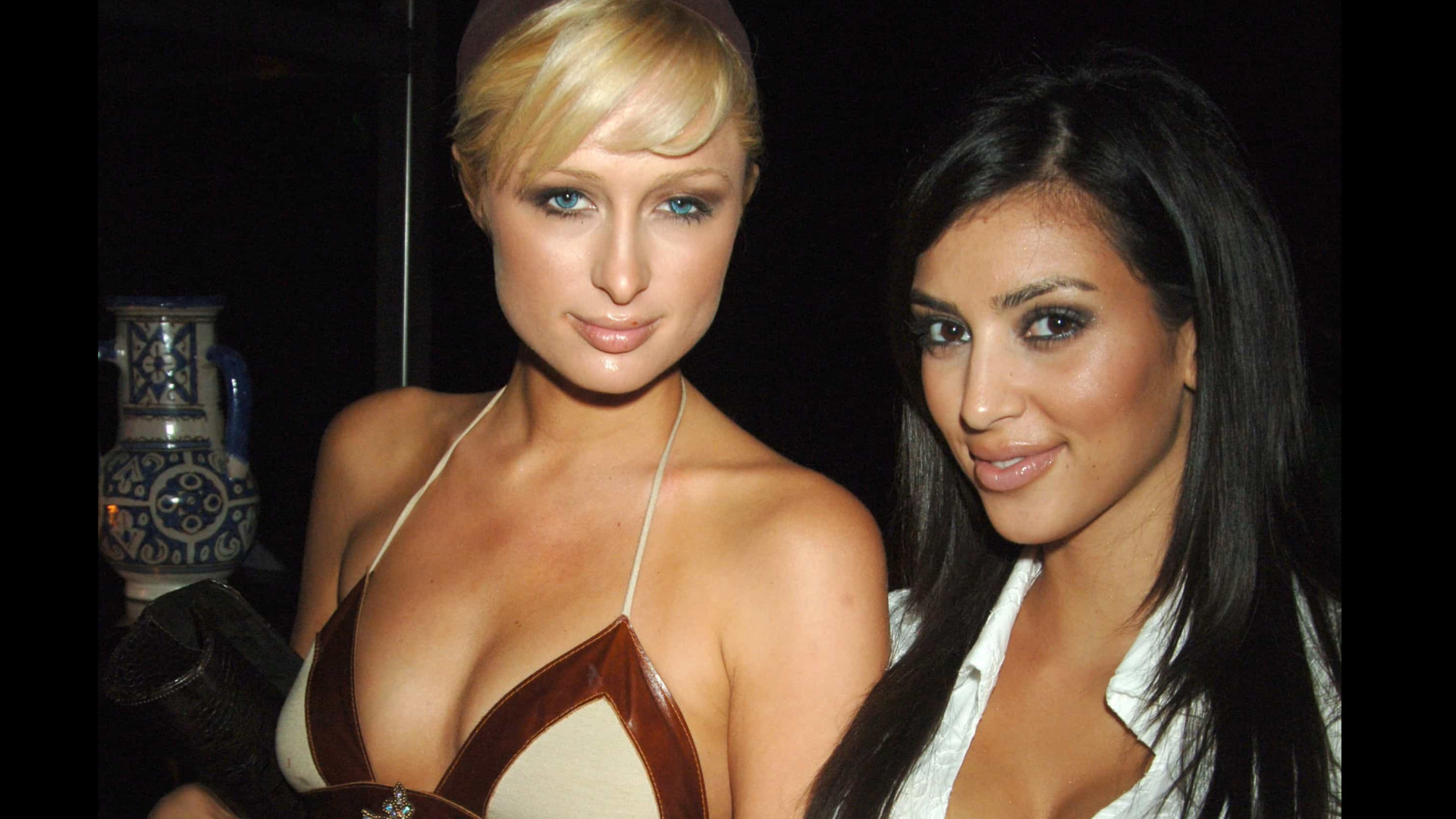 Kim Kardashian reúne-se com Paris Hilton em lançamento de nova coleção
