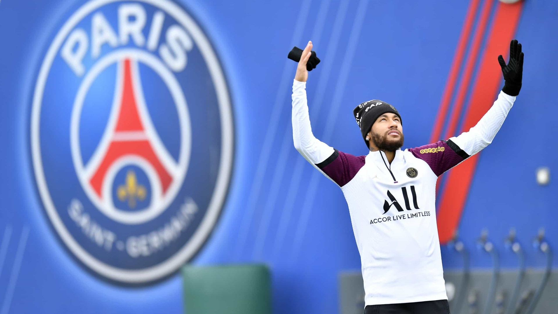 'É um grande prazer estender a aventura no Paris Saint-Germain', festeja Neymar