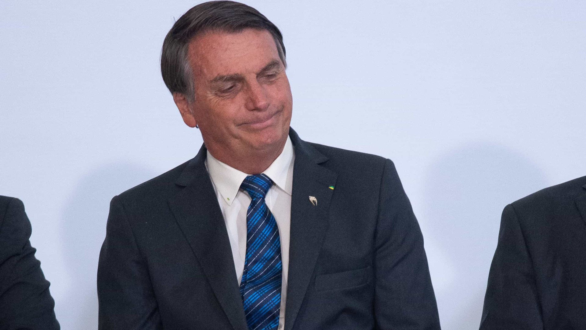Bolsonaro diz não querer repetir com vacina escândalos com verba para respirador