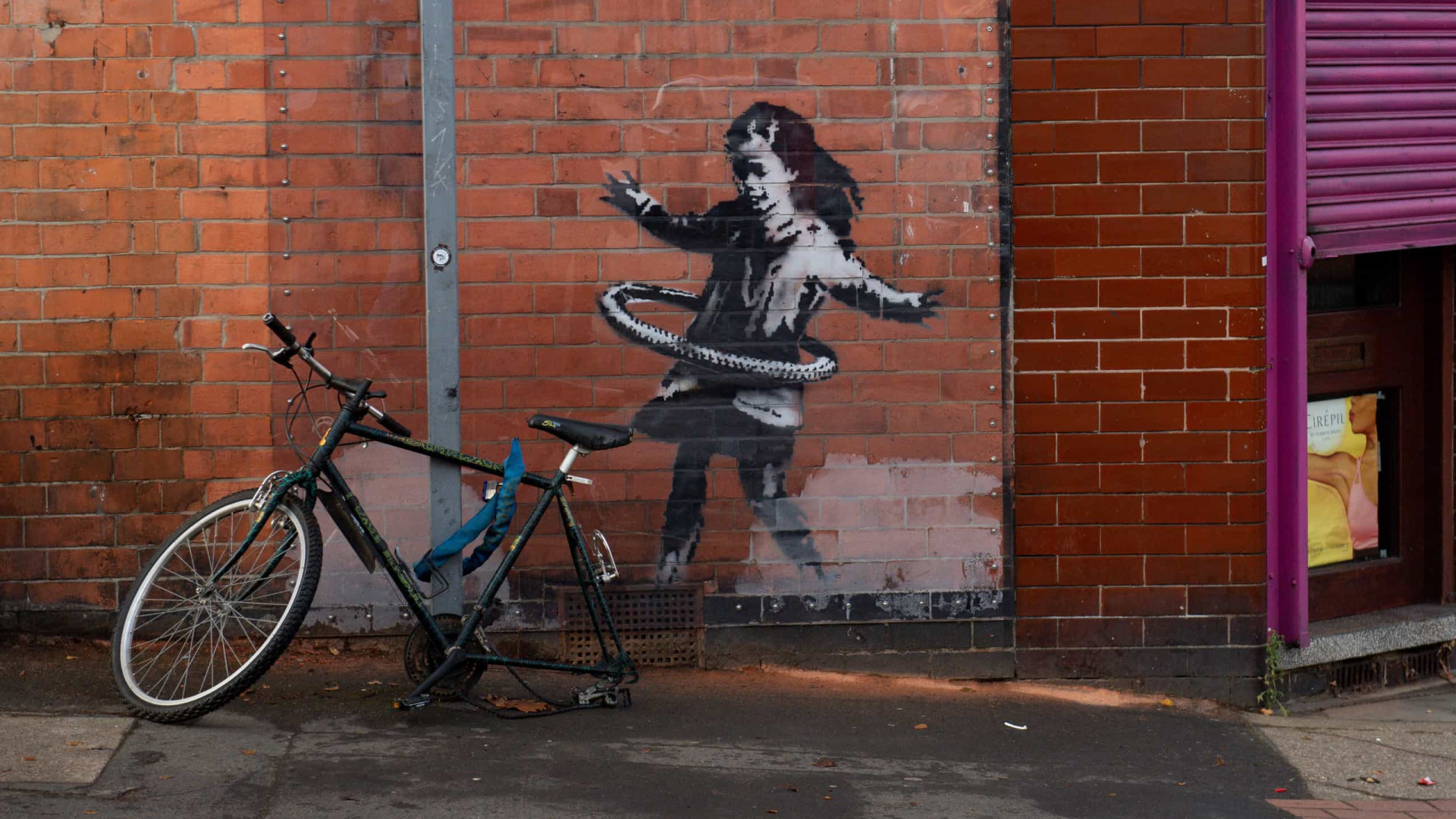 Parte de obra do artista Banksy é roubada na Inglaterra