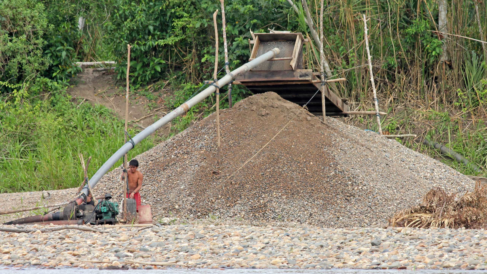 Mercúrio de garimpo ilegal contamina índios, diz pesquisa