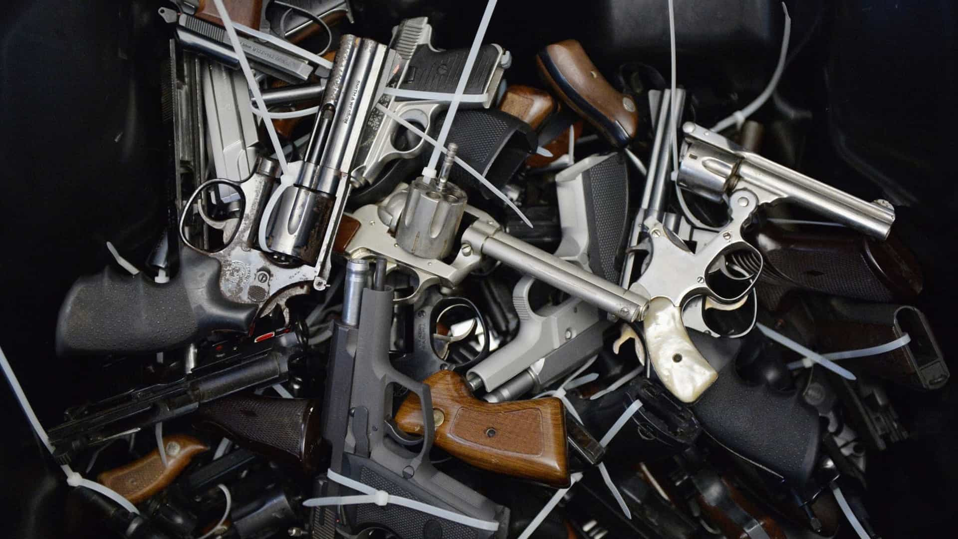 Trio rouba 17 armas e R$ 1 milhão em relógios de luxo de empresário em SP