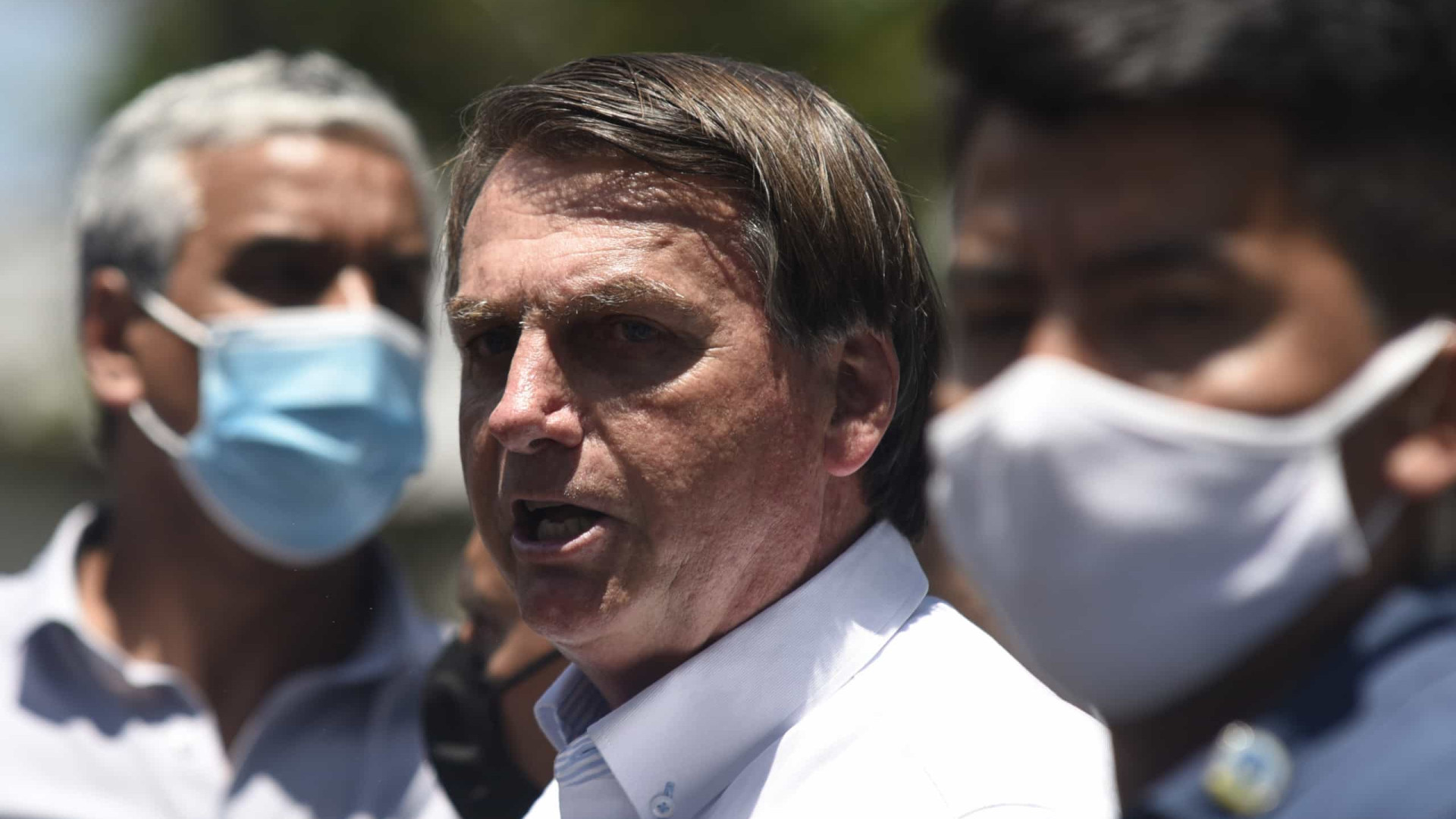 Bolsonaro diz para não ser cobrado por possíveis efeitos colaterais de vacina contra Covid-19