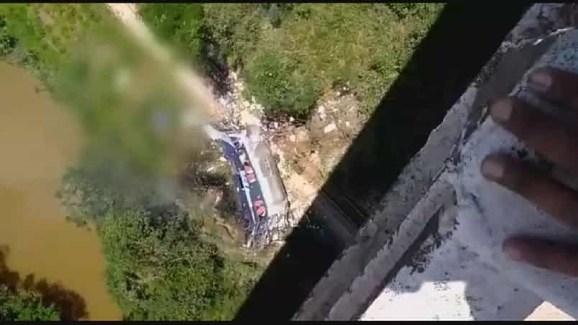 Sobe para 18 o total de mortos em ônibus que caiu de ponte em MG