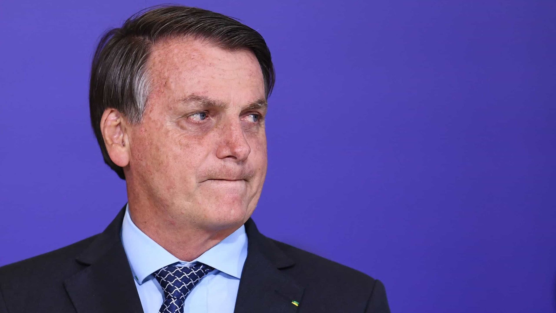 Bolsonaro ressalta queda no dólar e pede a governadores que não fechem comércio