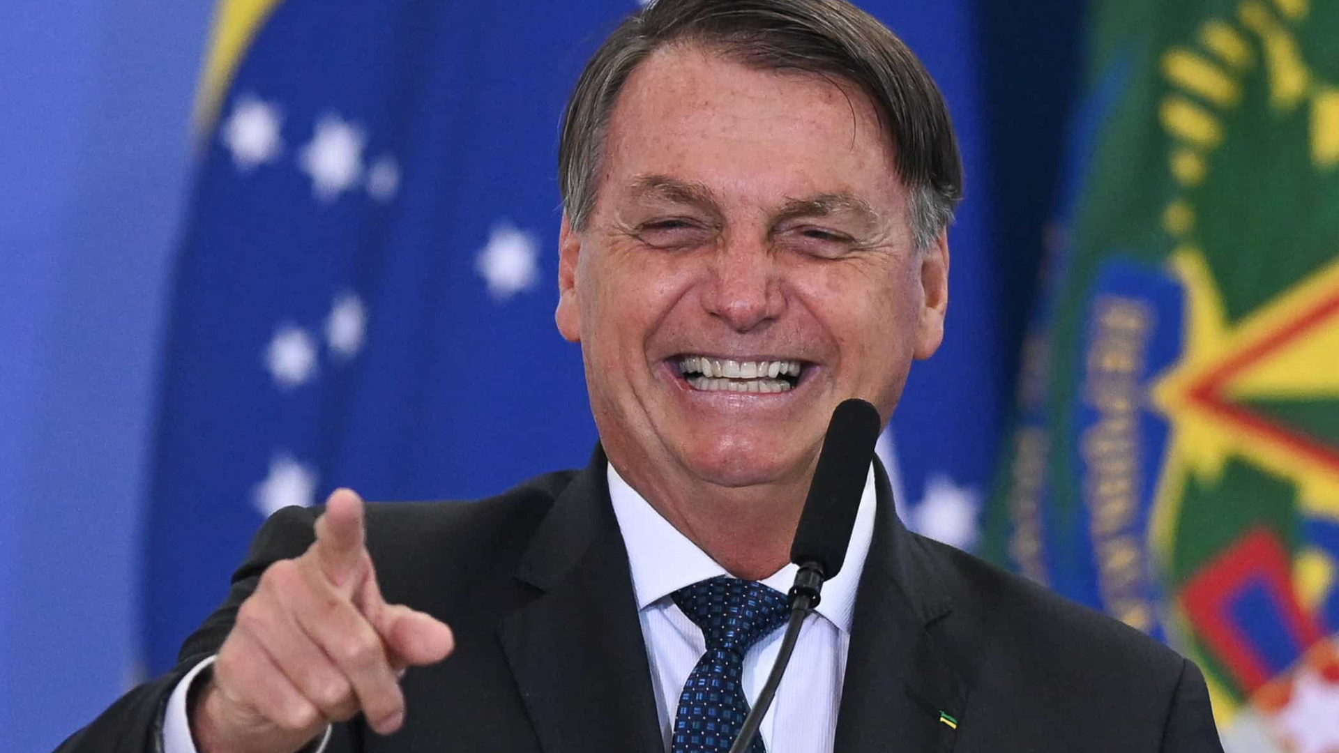 'Parece que a eficácia da vacina em SP está lá embaixo', zomba Bolsonaro