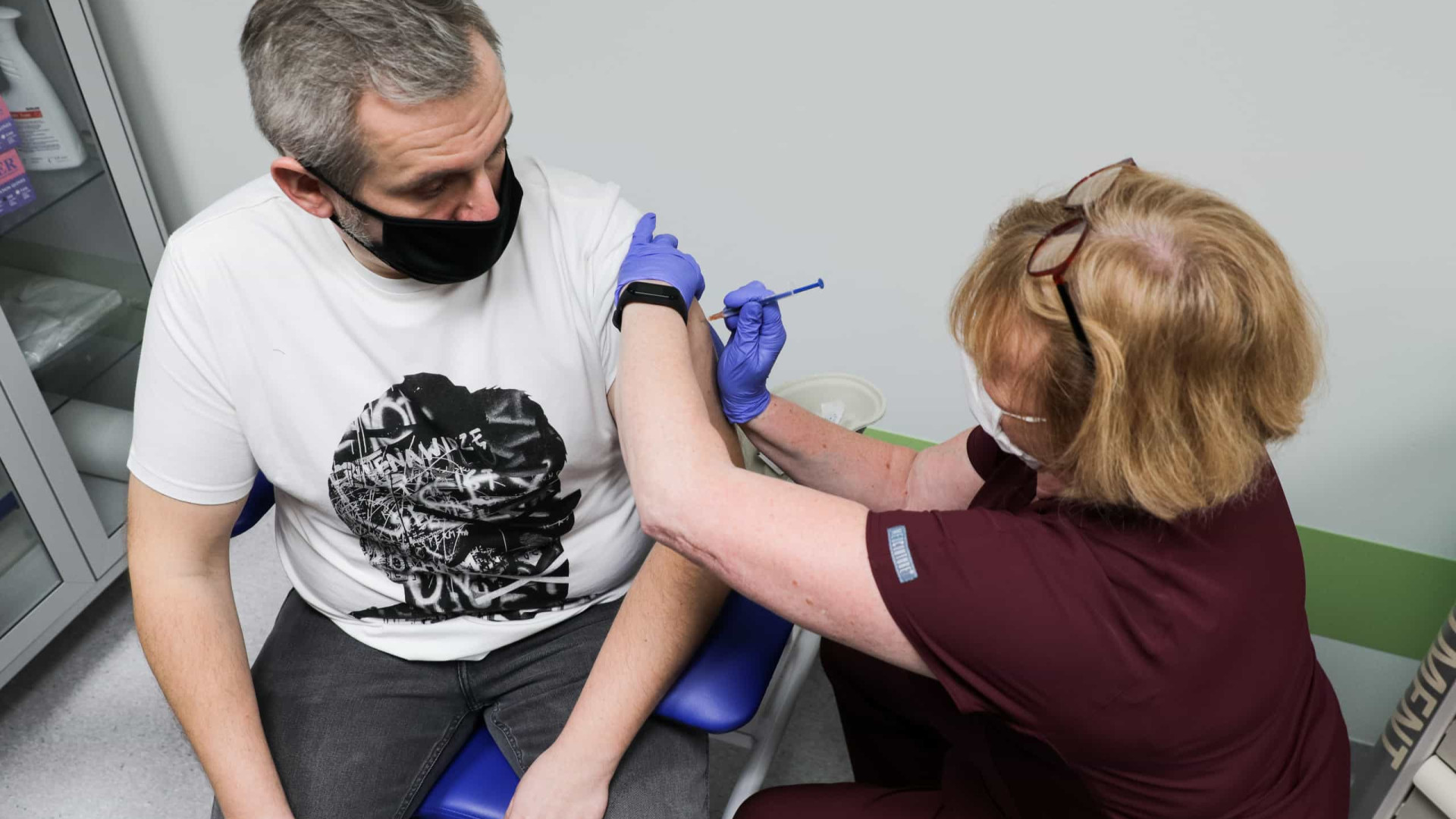 UE inicia campanha de vacinação enquanto mutação do coronavírus se espalha