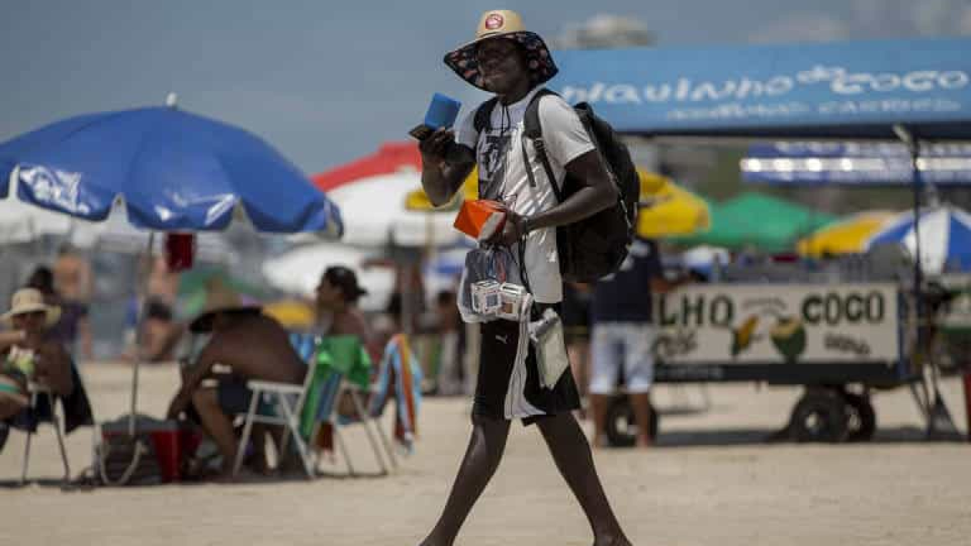 Senegaleses tentam superar crise com venda de bugigangas em praias do Guarujá