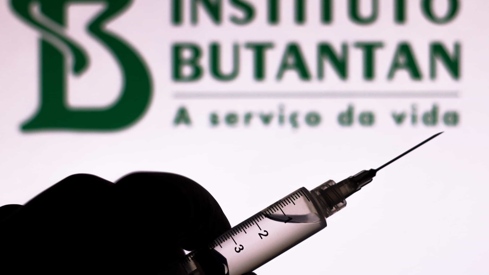 Butantan espera chegada de 5,4 mil litros de insumos para vacina no dia 3