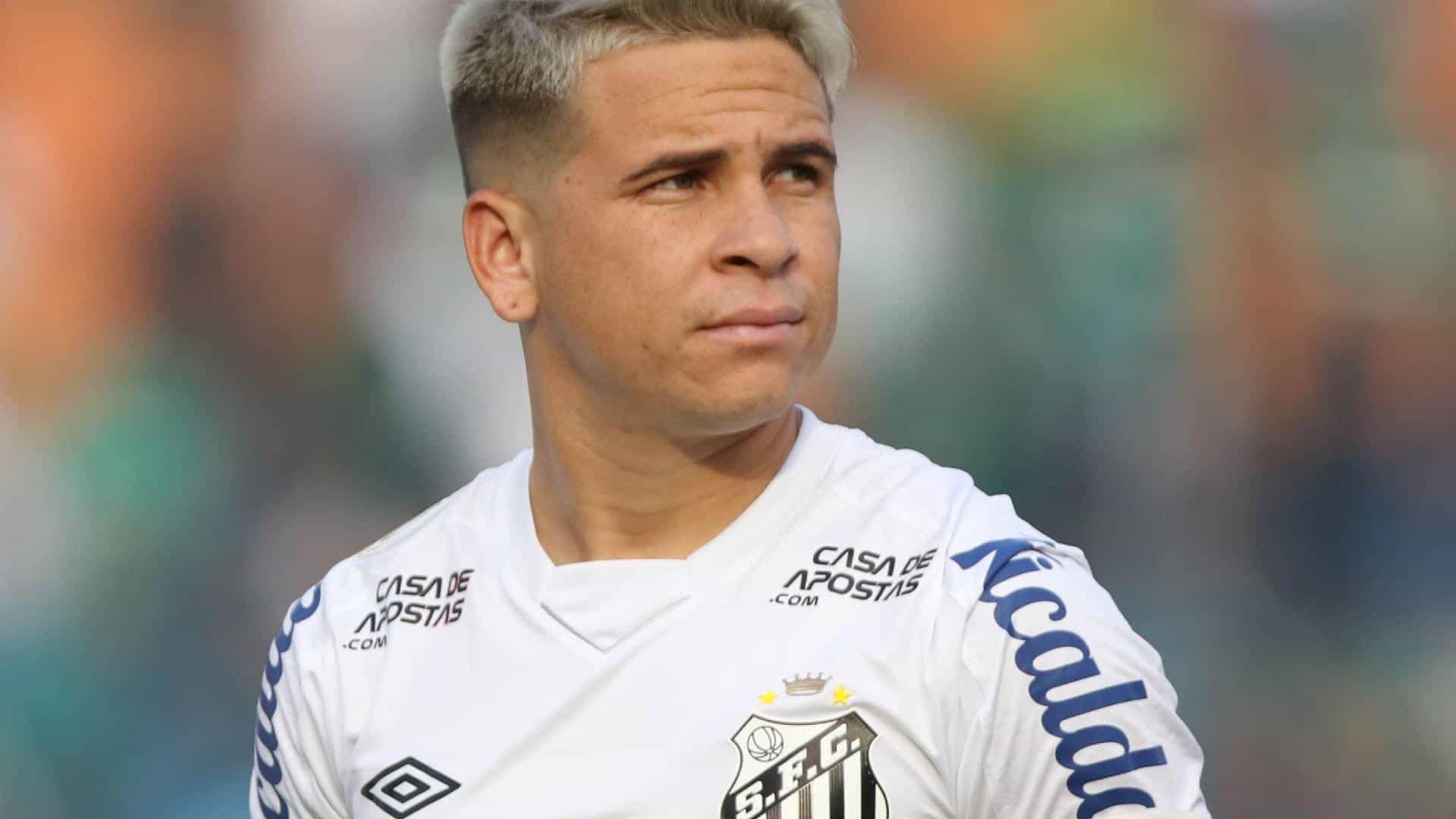 Em dia de Soteldo, Santos mantém embalo e ganha apertado do lanterna Botafogo