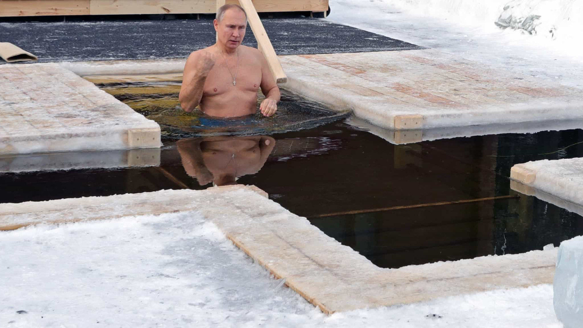 Putin entra em lago congelado em tradicional festa russa